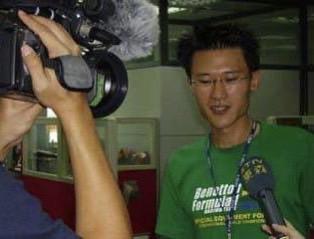 謝銘杰不到30歲就因辦活動在竹科打響名號，每到尾牙時，就有媒體採訪他。（飛虹國際提供）