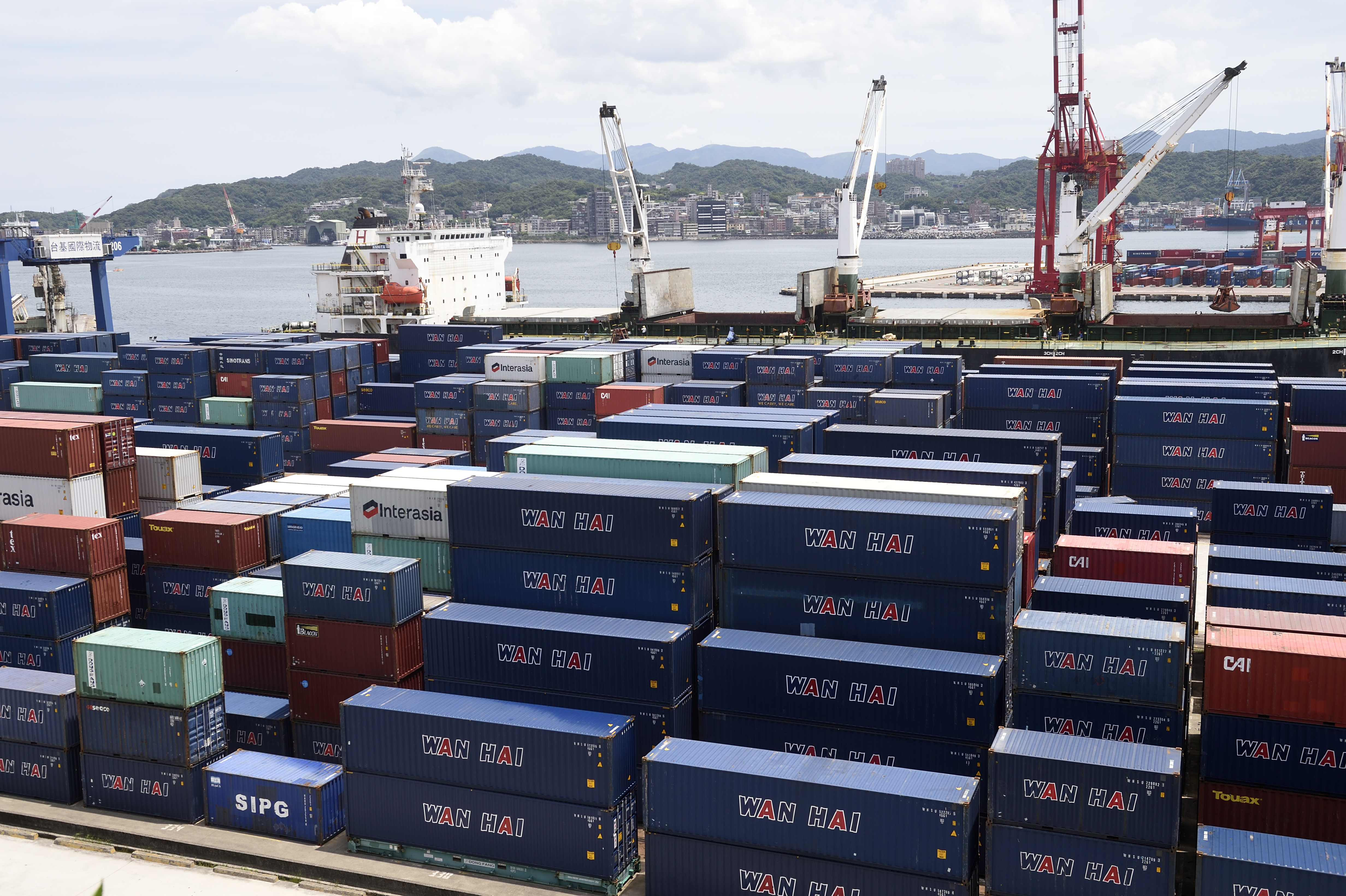 貨櫃運價指數（SCFI）終止連續27週下跌後翻揚，但航運三雄股價卻未如預期上漲。 （本刊資料照）