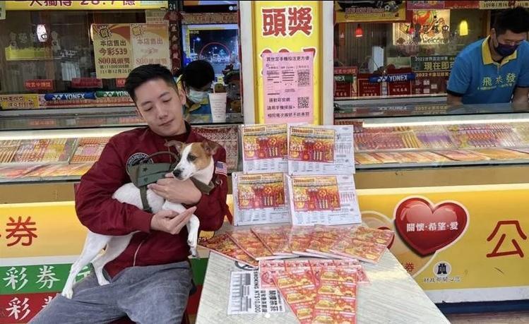 YouTuber劉騏樂就與好友集資3萬6,000開箱「2,000萬超級紅包」。(翻攝自劉騏樂IG)