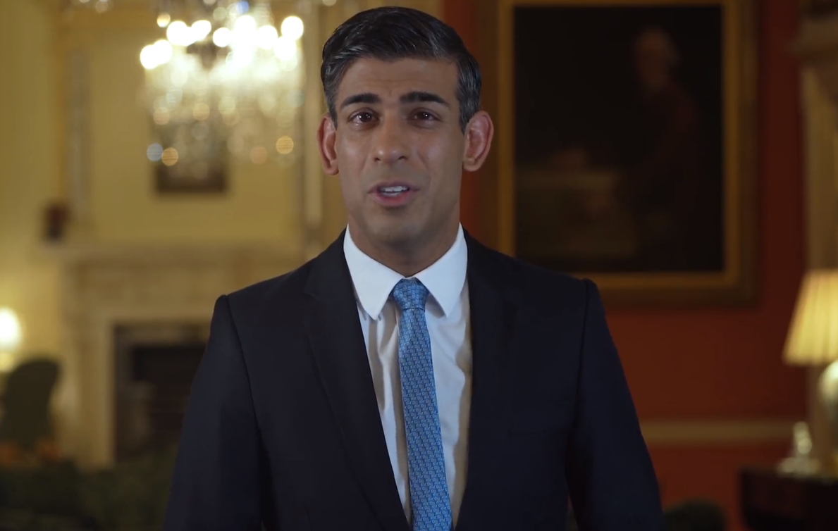 蘇納克在公開演講中，宣布新的教育政策。（翻攝自蘇納克推特）