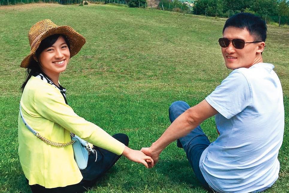 2014年與藝人米可白(左)結婚,讓尾牙大王謝銘杰(右)的知名度更高。2人已於2019年和平離婚。(翻拍自米可白臉書)