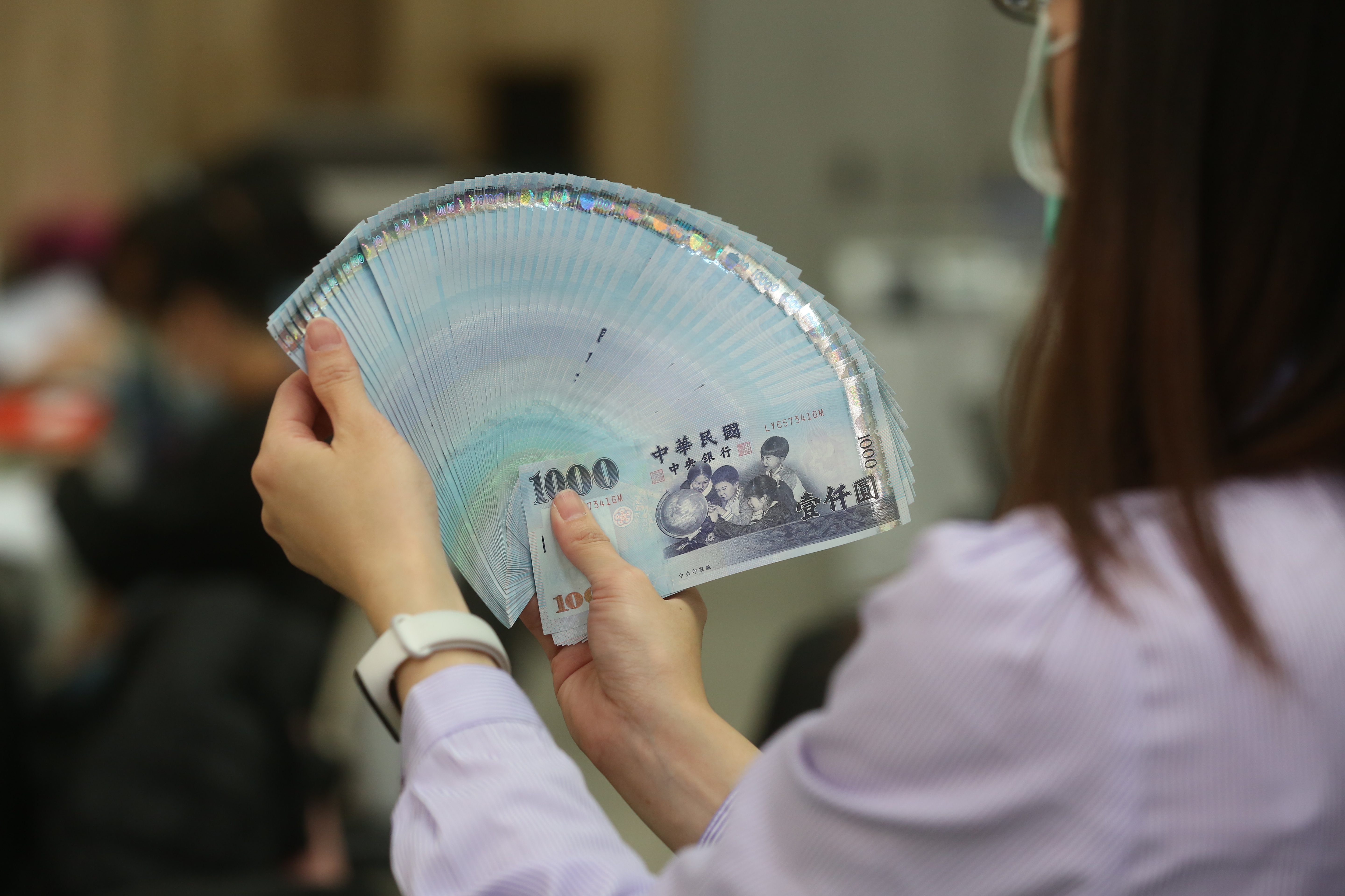 行政院長蘇貞昌最終拍板，將超徵稅收中的1,400億和全民分享「普發現金6,000」，並針對低收與中低收入戶加碼。（本刊資料照）