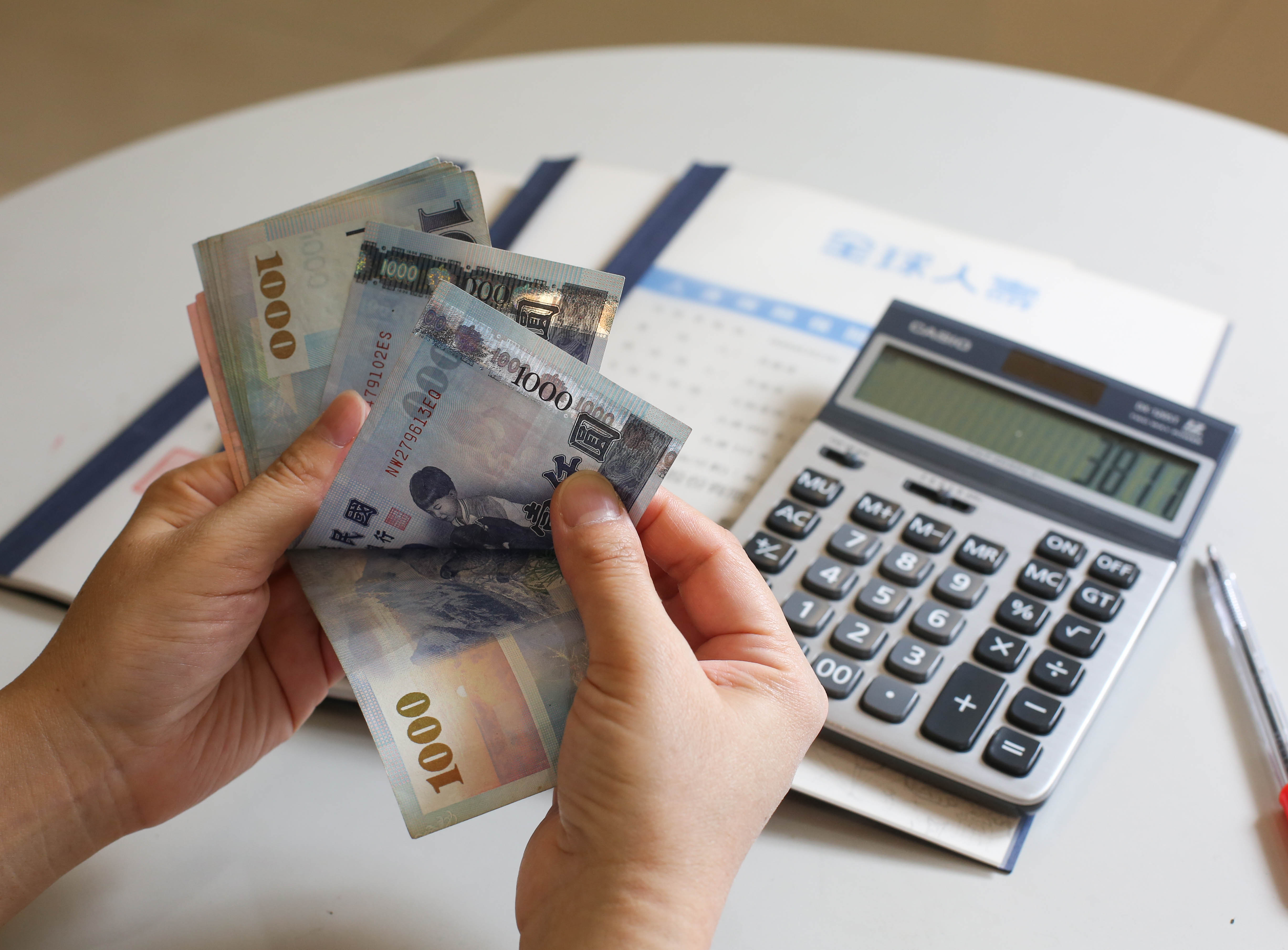 行政院拍板加發低收入戶及中低收入戶生活補助，每月領取可領到年底。（示意圖，本刊資料照）