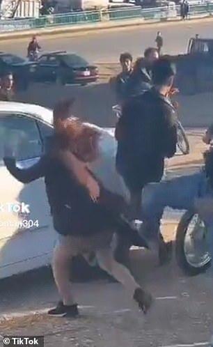 德拉妮當場被男子狠踹毆打。(翻自《每日郵報》)
