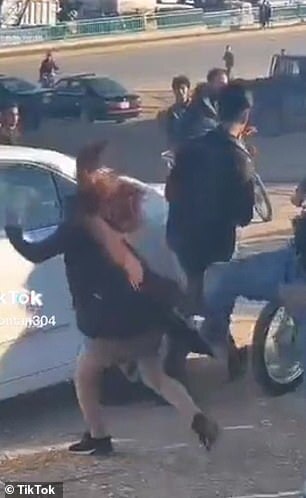 德拉妮當場被男子狠踹毆打。(翻自《每日郵報》)