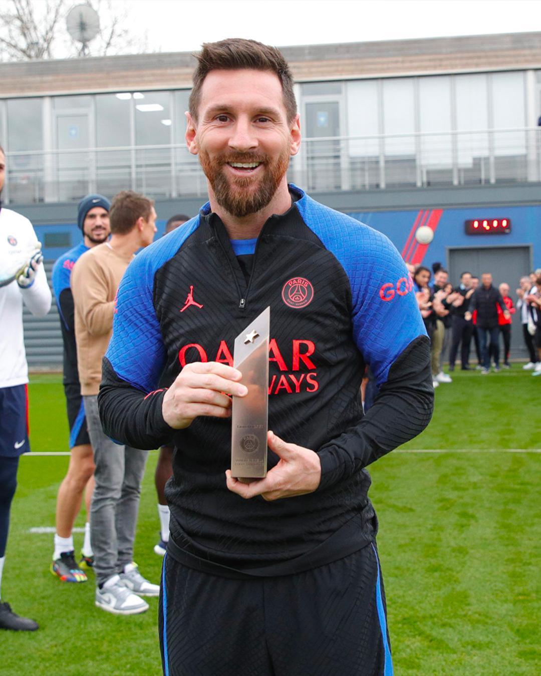 梅西獲得球隊為他打造的小獎盃。（翻攝自@PSG_inside Twitter）