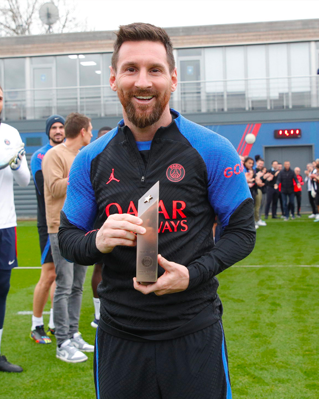 梅西獲得球隊為他打造的小獎盃。(翻攝自@PSG_inside Twitter)
