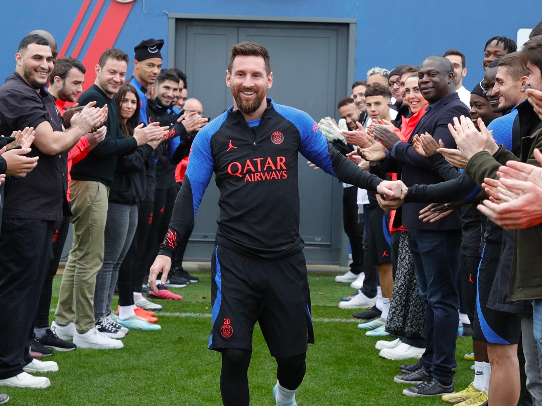 梅西回歸巴黎聖日耳曼受到隊友夾道歡迎。（翻攝自@PSG_inside Twitter）