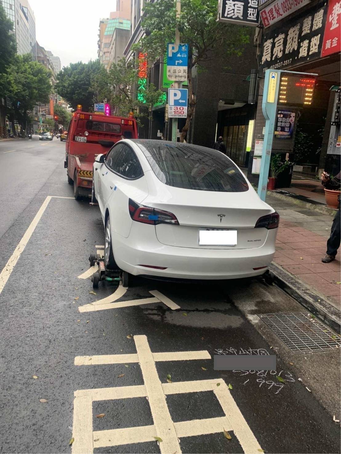 公車停靠站10公尺內禁停。（警方提供）