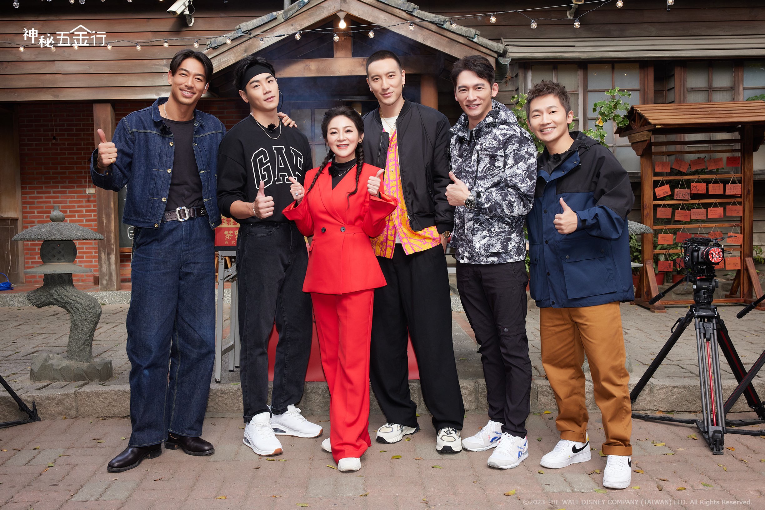 AKIRA（左一）加入台灣實境綜藝《神秘五金行》，與禾浩辰、王彩樺、王陽明、温昇豪和蔡昌憲一起當五金行職人。（衛視提供）