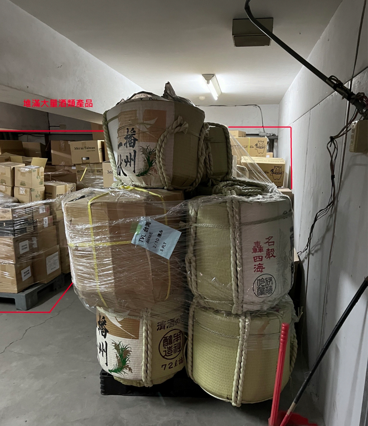 光啟高中將停車場借給酒商囤放大量酒品,遭師生陳情抗議。(全國私校工會提供)
