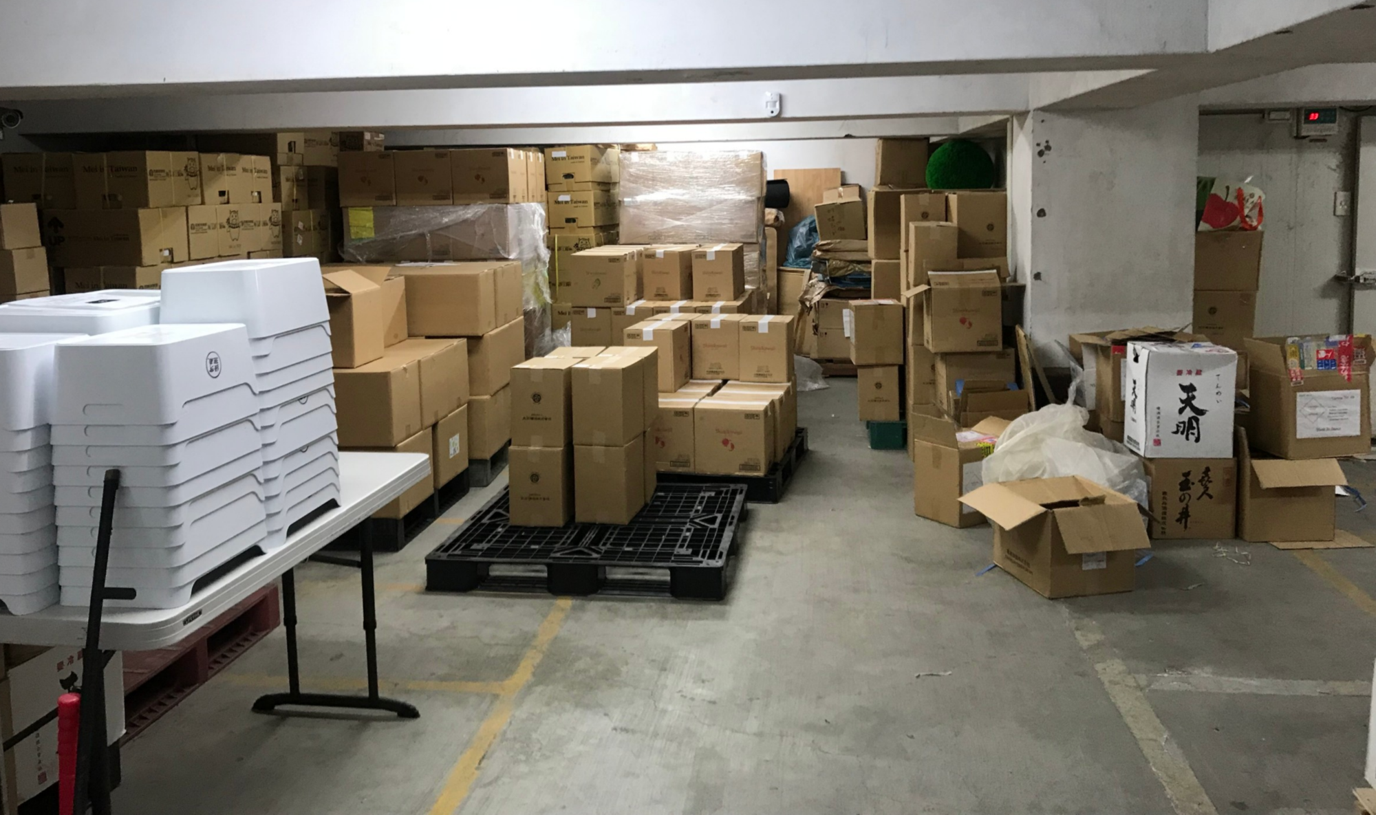 光啟高中將停車場借給酒商囤放大量酒品,遭師生陳情抗議。(全國私校工會提供)