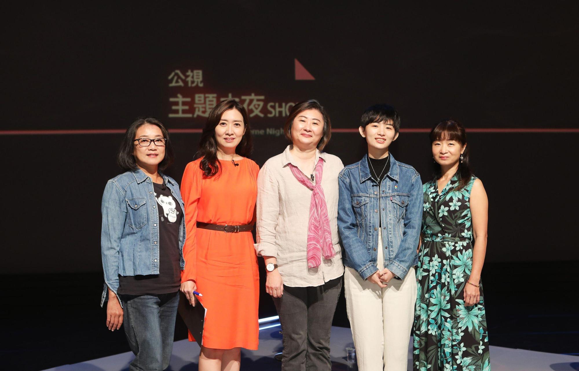 本週五《公視主題之夜SHOW》播出紀錄片《我不是倖存者》（Born in Auschwitz），映後論壇邀請政治受難者二代林小雲（左起）、主持人鄧惠文、政治受難者後代施又熙、王芃 、中研院民族所副研究員彭仁郁，探討政治暴力創傷相關議題。（公視提供）
