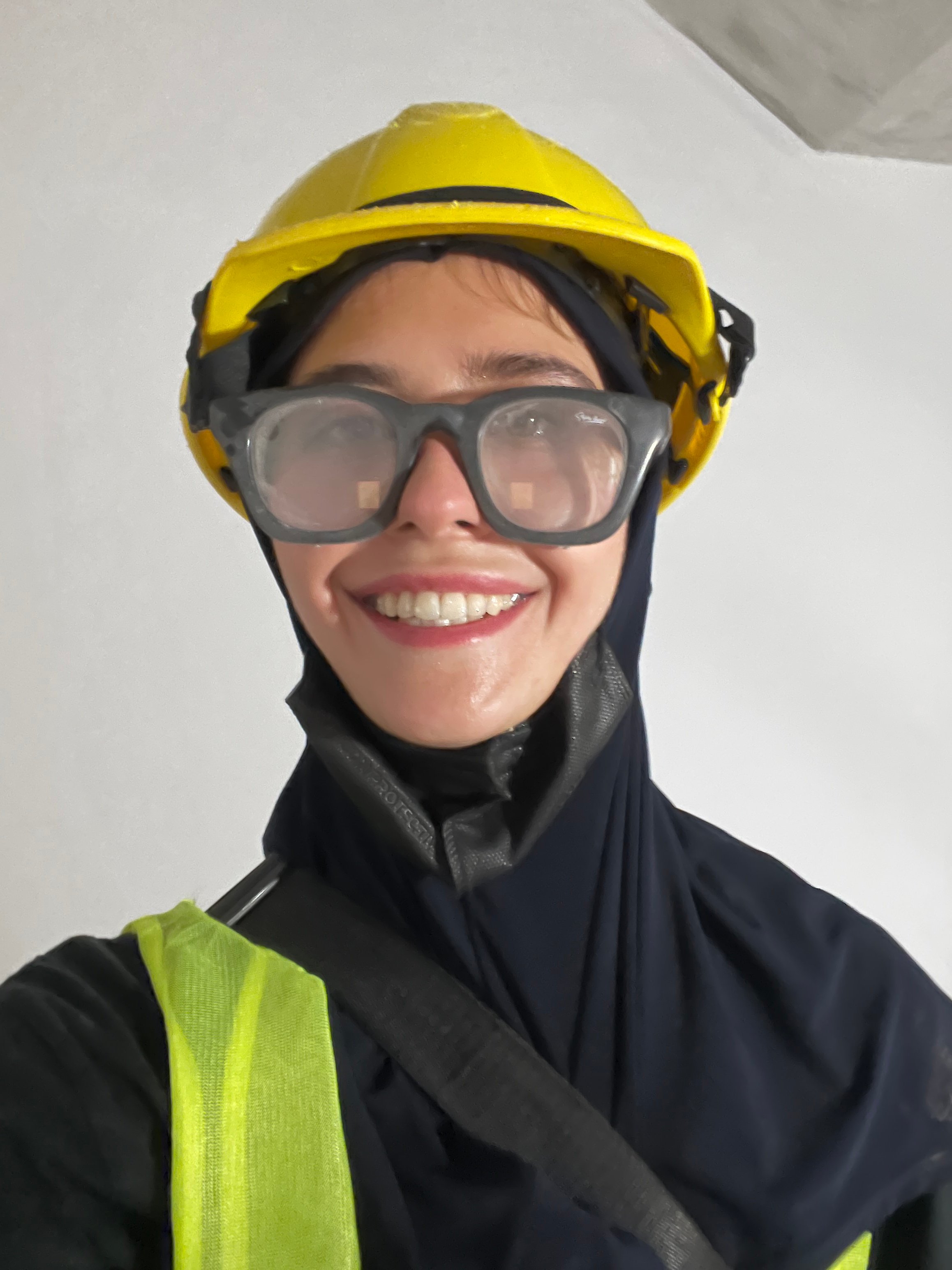 妮可勞故意偽裝成工人進入建築物內。（翻自推特）
