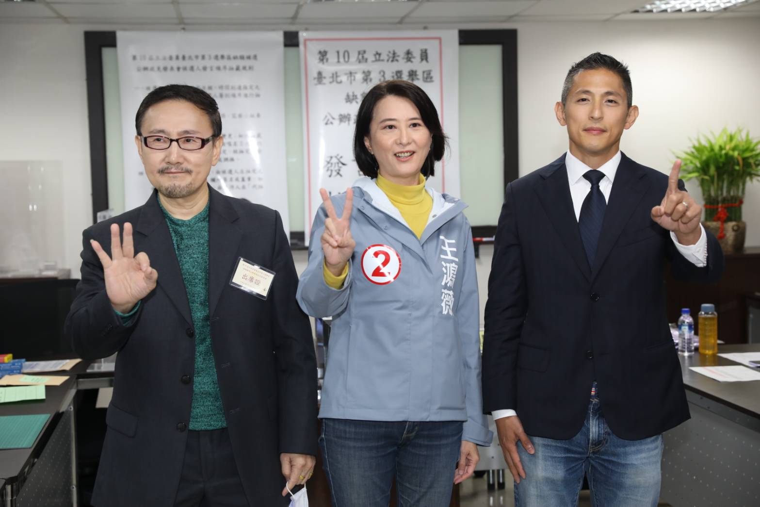 台北市第三選區立委補選公辦政見發表會昨登場，民進黨候選人吳怡農（右）、國民黨王鴻薇（中）及無黨籍蕭赫麟（左）都出席。