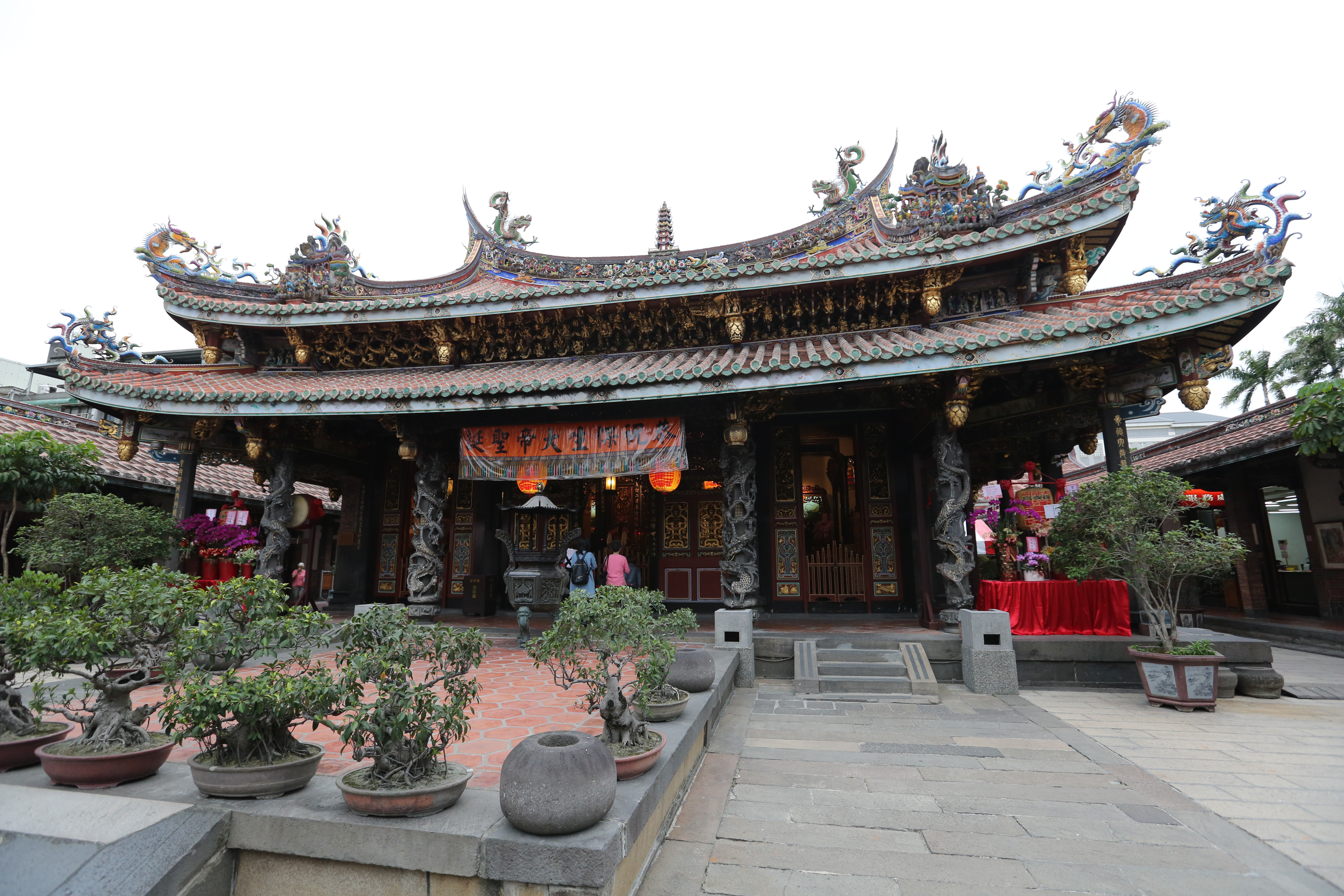 一名男子盜用他人身分證至紫南宮借發財金。（本刊資料照）