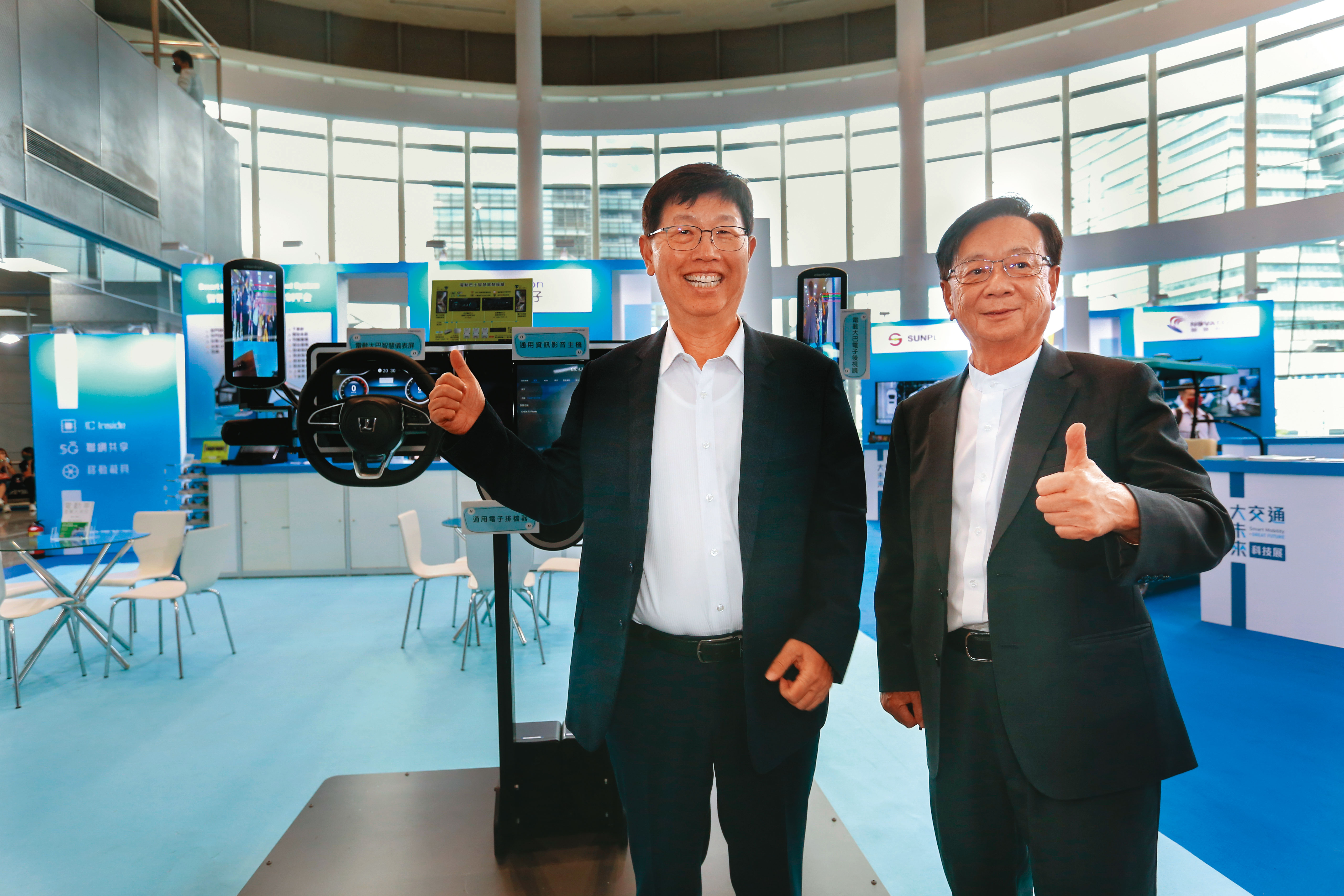 鴻海與公信電子等台廠合作，結伴同行一起進軍全球電動車市場。（圖左為鴻海董事長劉揚偉，圖右為公信電子董事長宣明智）。