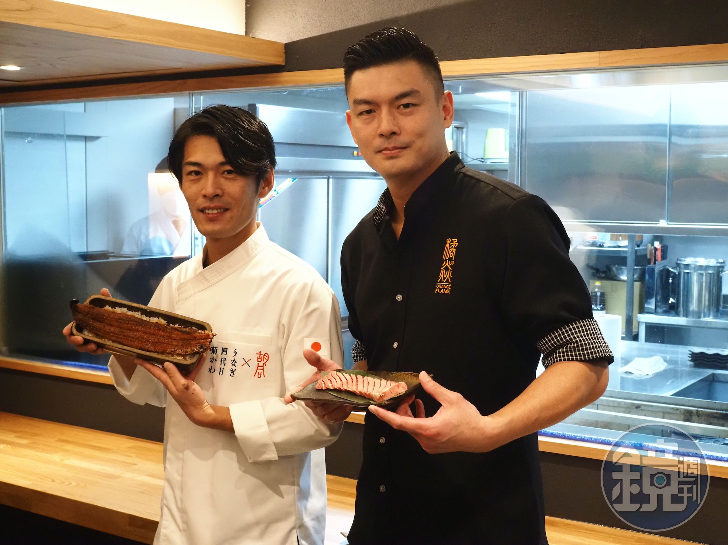 引進品牌的「橘焱胡同餐飲集團」董事長吳念忠（右）與「うなぎ四代目菊川」社長菊川雄平（左）同框交換信物。