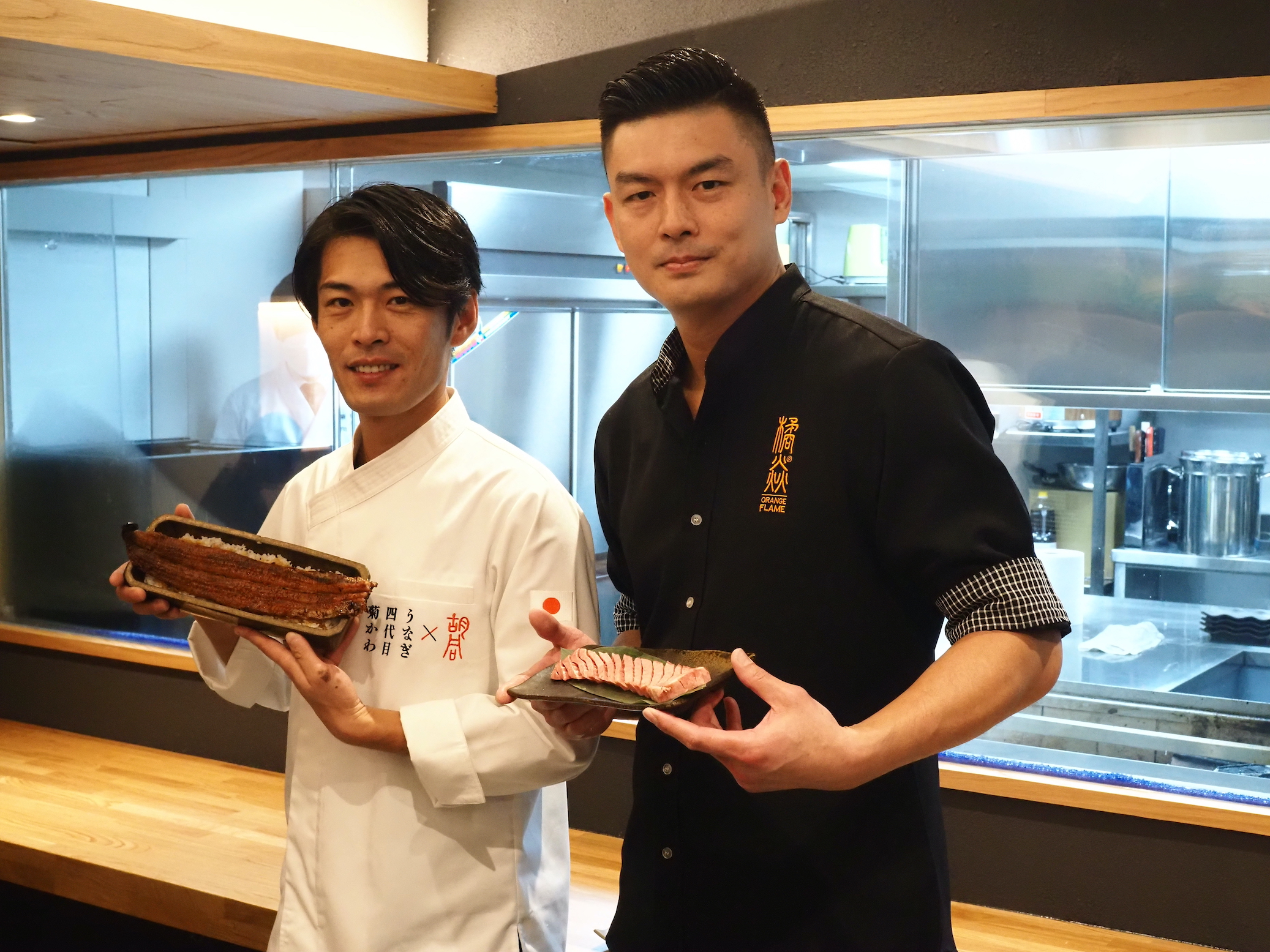 引進品牌的「橘焱胡同餐飲集團」董事長吳念忠（右）與「うなぎ四代目菊川」社長菊川雄平（左）同框交換信物。