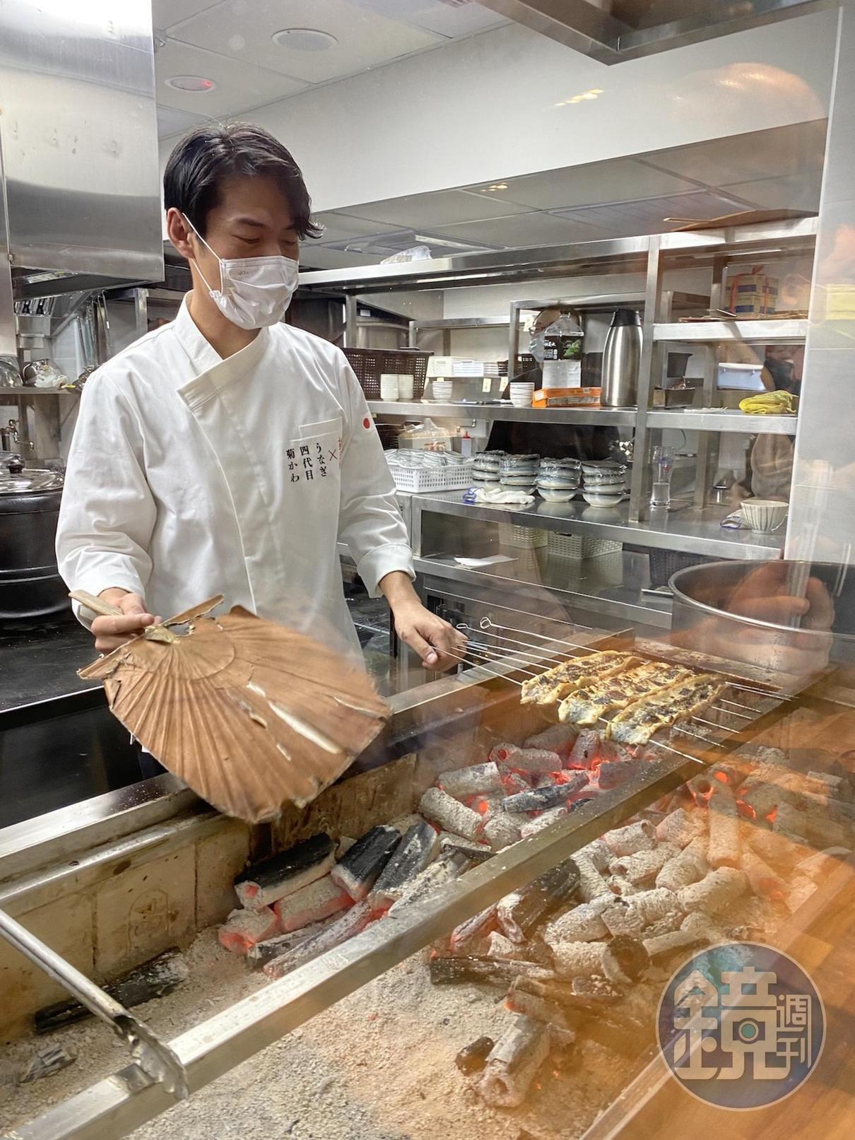 廚房相當透明，透過大片玻璃，食客不會錯過任何一個精彩動作。菊川雄平還親自到內場示範烤鰻魚。