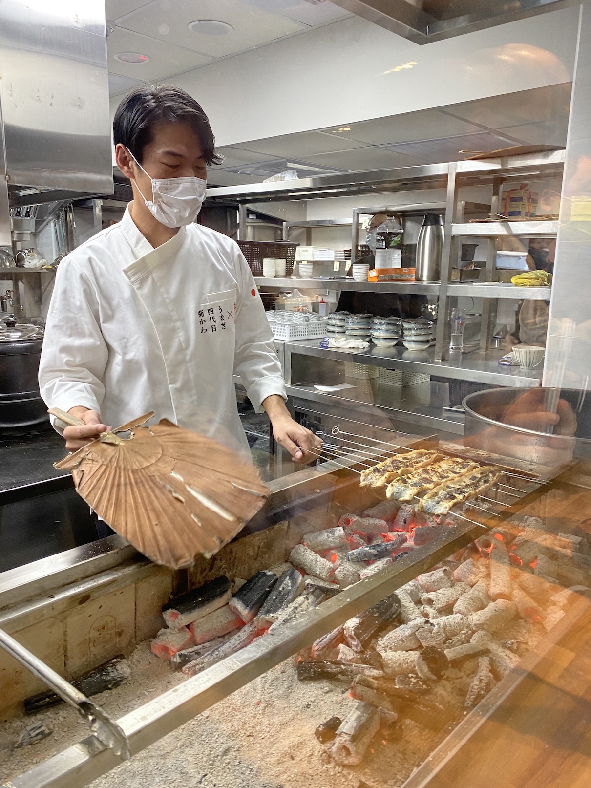 廚房相當透明，透過大片玻璃，食客不會錯過任何一個精彩動作。菊川雄平還親自到內場示範烤鰻魚。