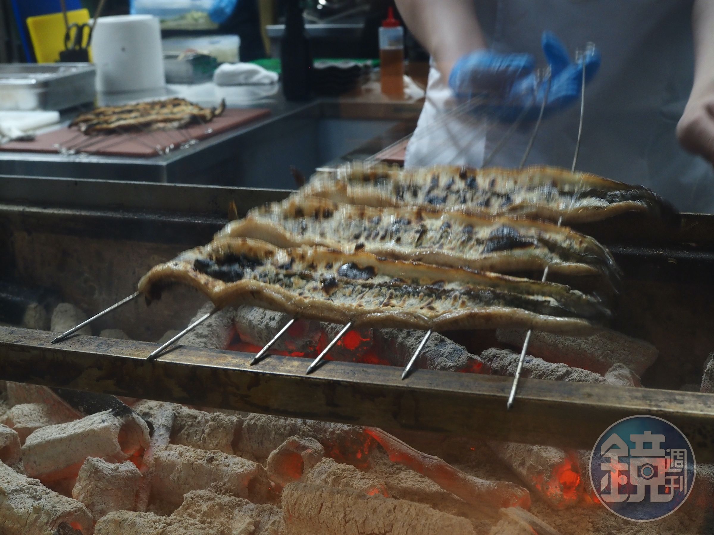 烤製過程要不斷抖動鐵串，讓魚肉更鬆軟，有利於逼油和後續吸取醬汁。