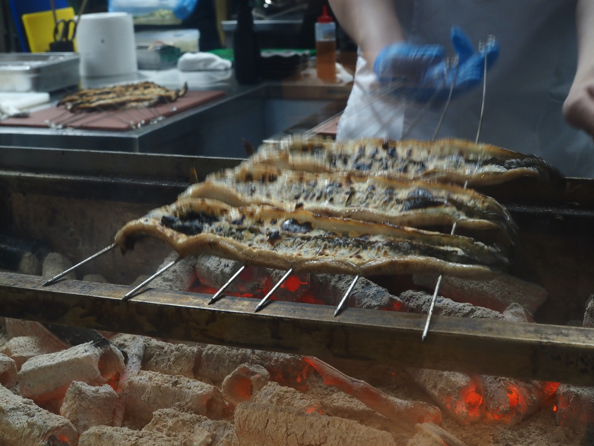 烤製過程要不斷抖動鐵串，讓魚肉更鬆軟，有利於逼油和後續吸取醬汁。