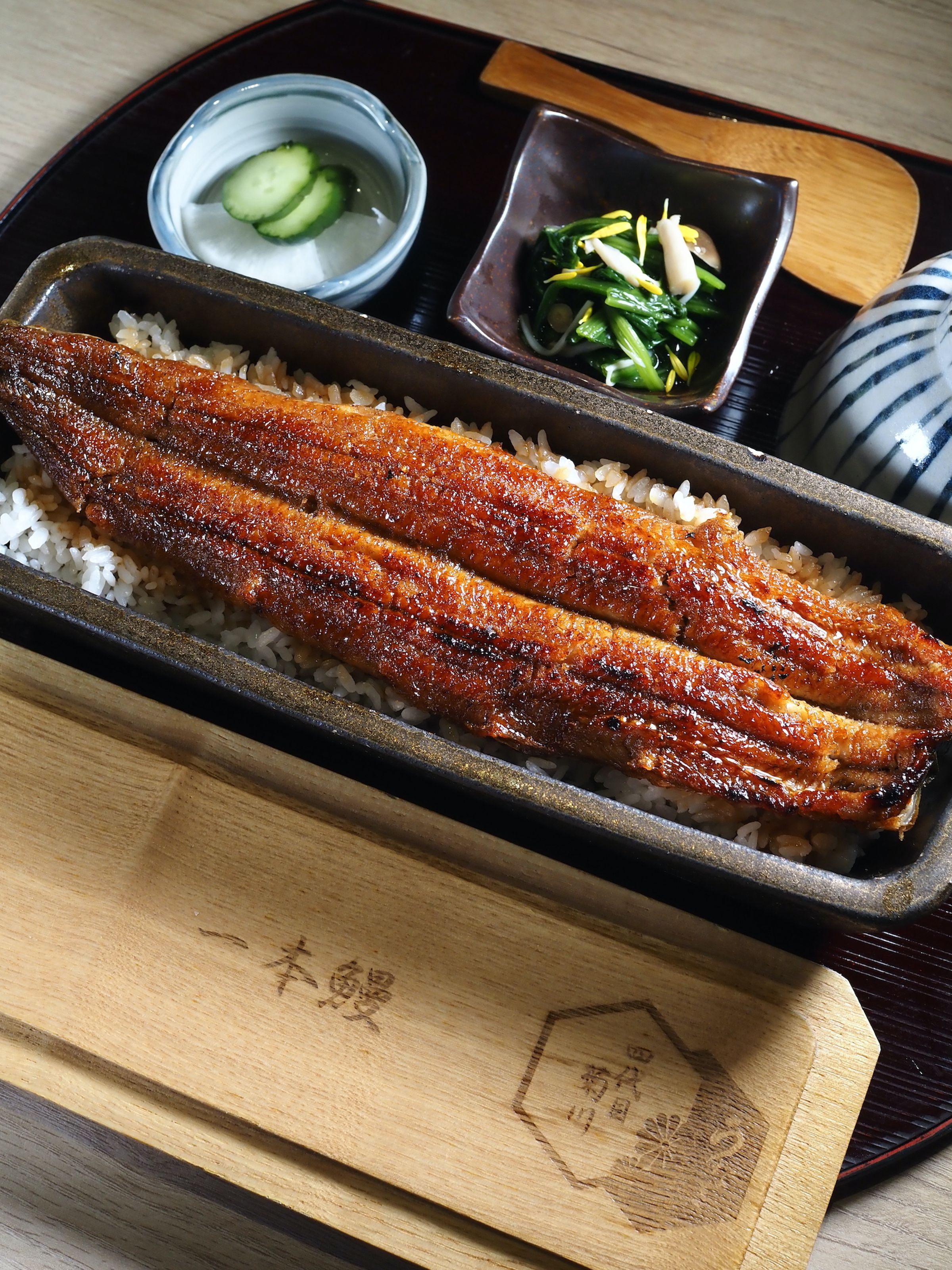 鎮店之寶「名物蒲燒一本重」霸氣使用整條鰻魚封頂，爽度無法比。（950元／份）