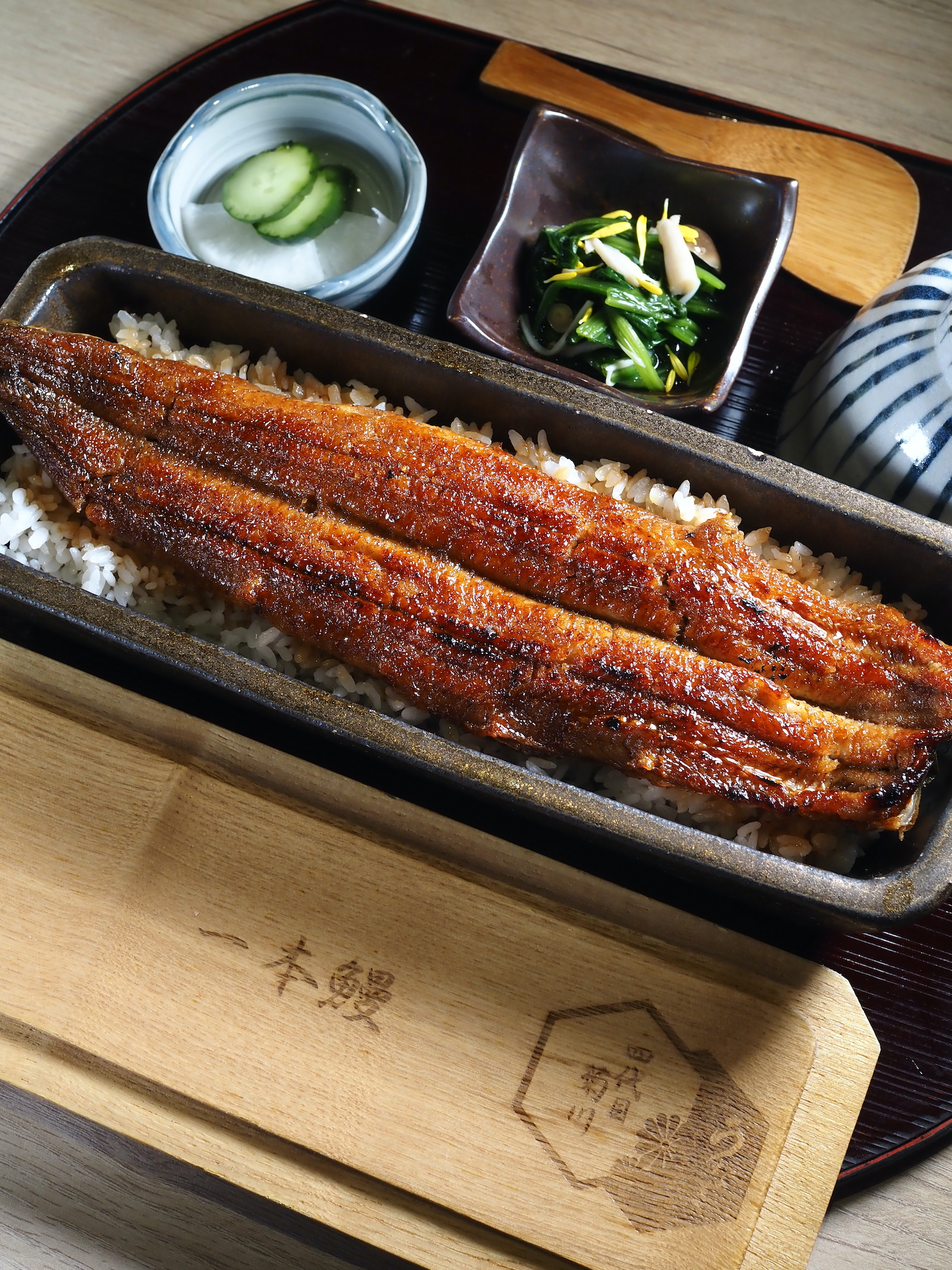 鎮店之寶「名物蒲燒一本重」霸氣使用整條鰻魚封頂，爽度無法比。（950元／份）