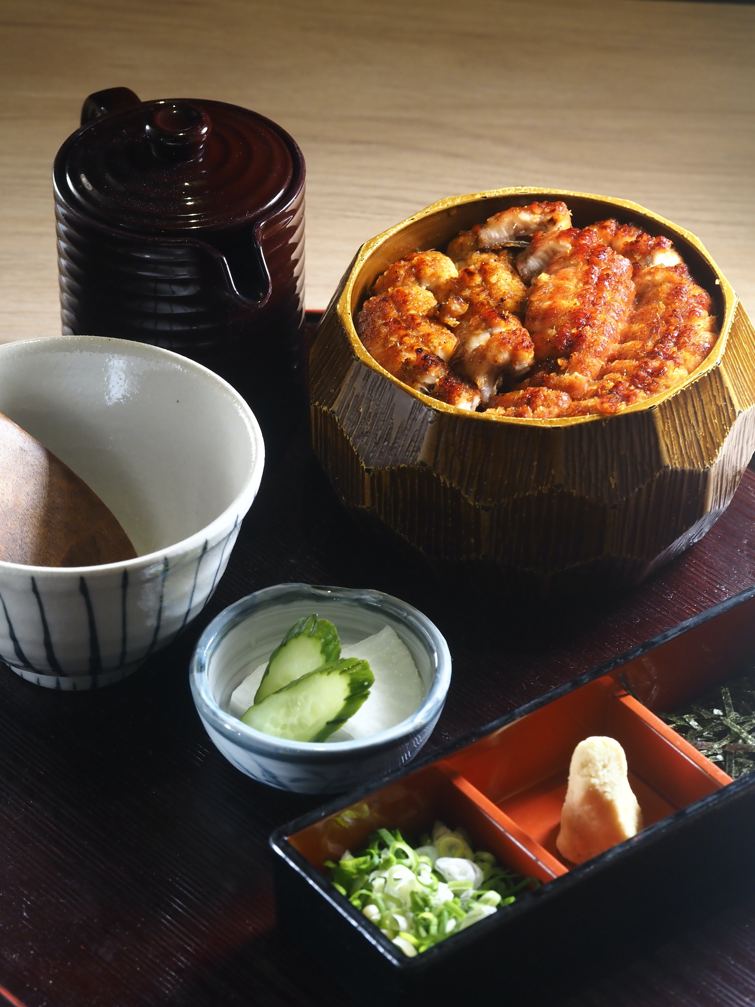 「菊川鰻三吃」是最道地的名古屋鰻櫃吃法，食客可依自己的喜好品嘗多層次美味。（800元／份）