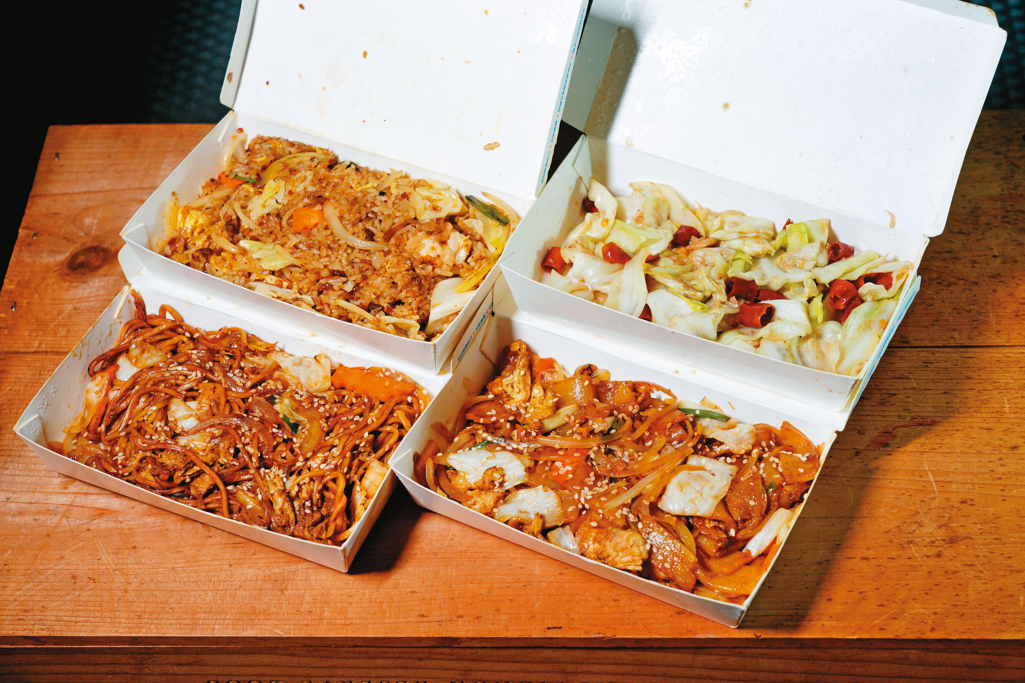 「峇馬來炒飯」餐車只賣炒飯、炒粿仔條、炒麵與炒高麗菜四種料理。
