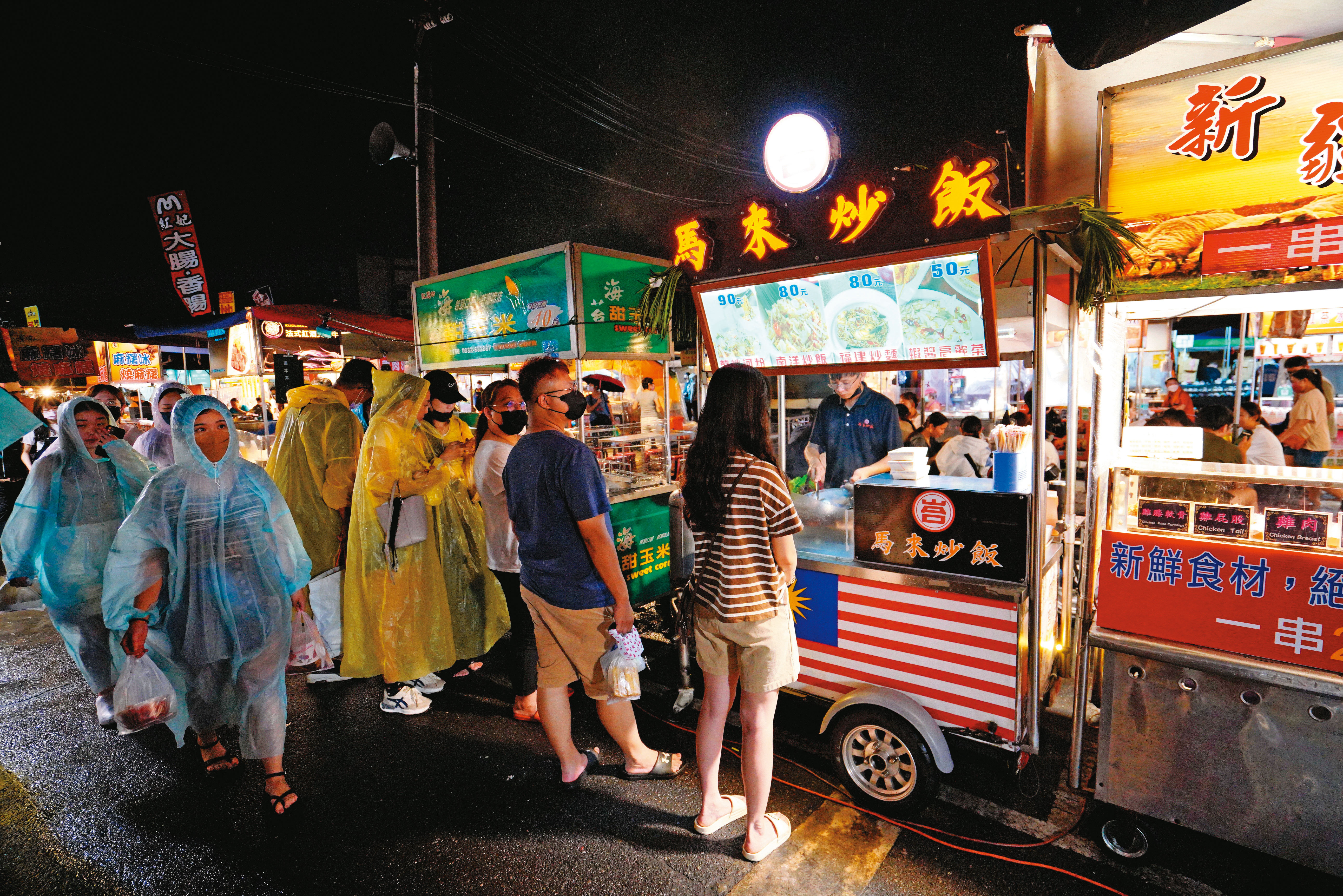 「峇馬來炒飯」餐車前始終大排長龍，即使大雨也不例外。