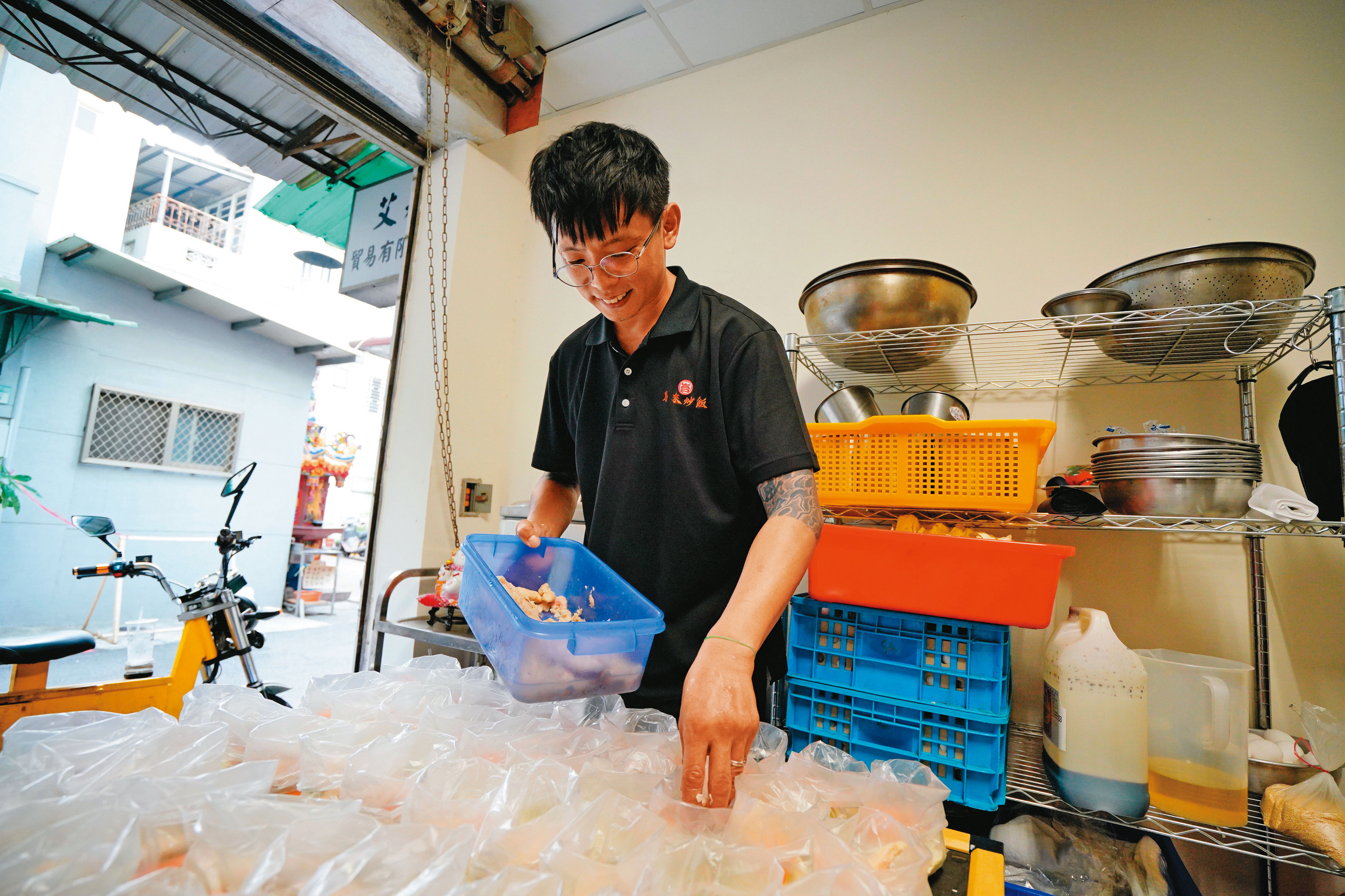 李暟䔗每天出去擺攤前，為求出餐速度，都會先備好百份以上配料。