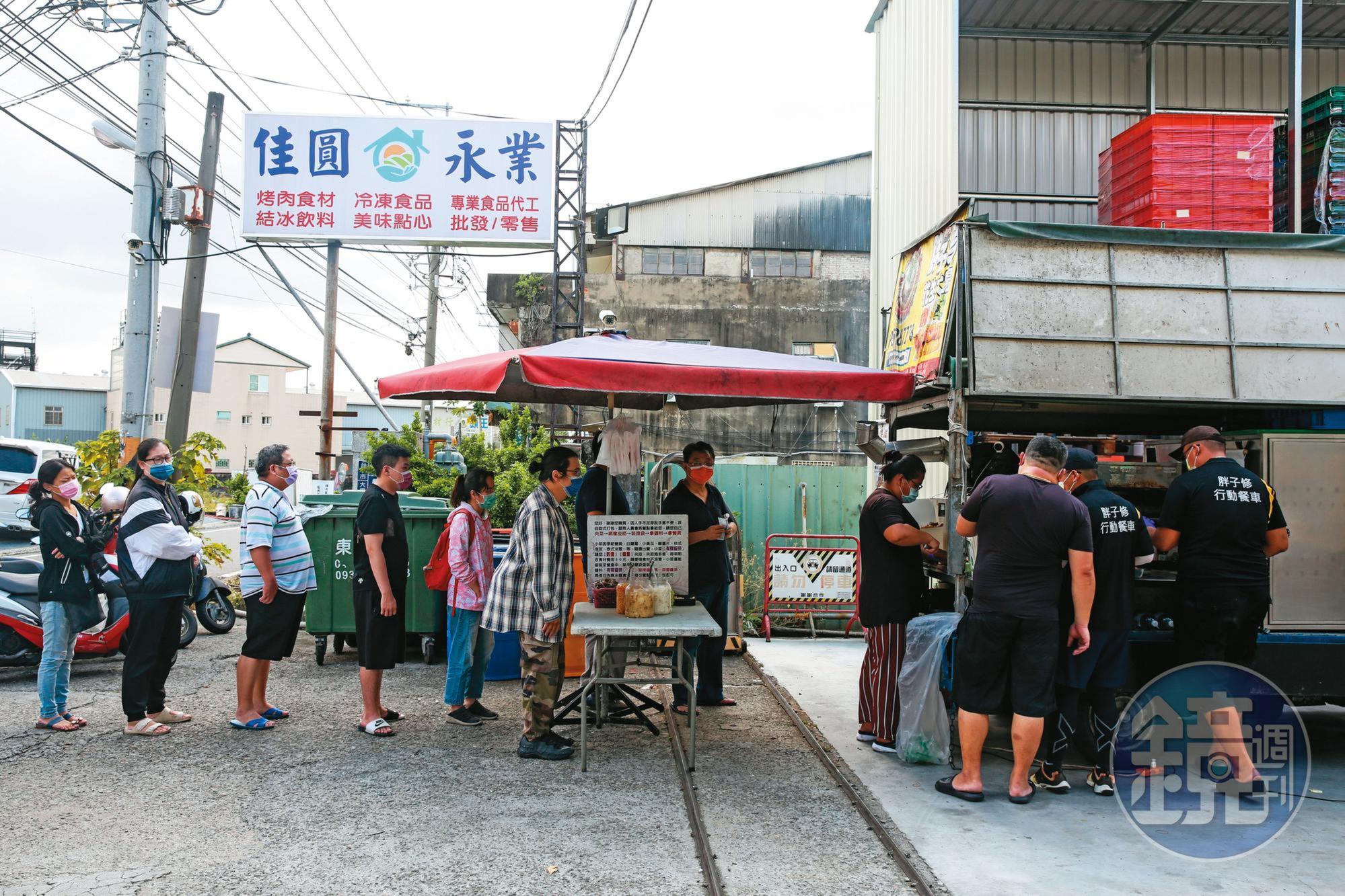 平日午後，「胖子修」幽靈餐車一公布擺攤據點，立刻吸引排隊人潮。