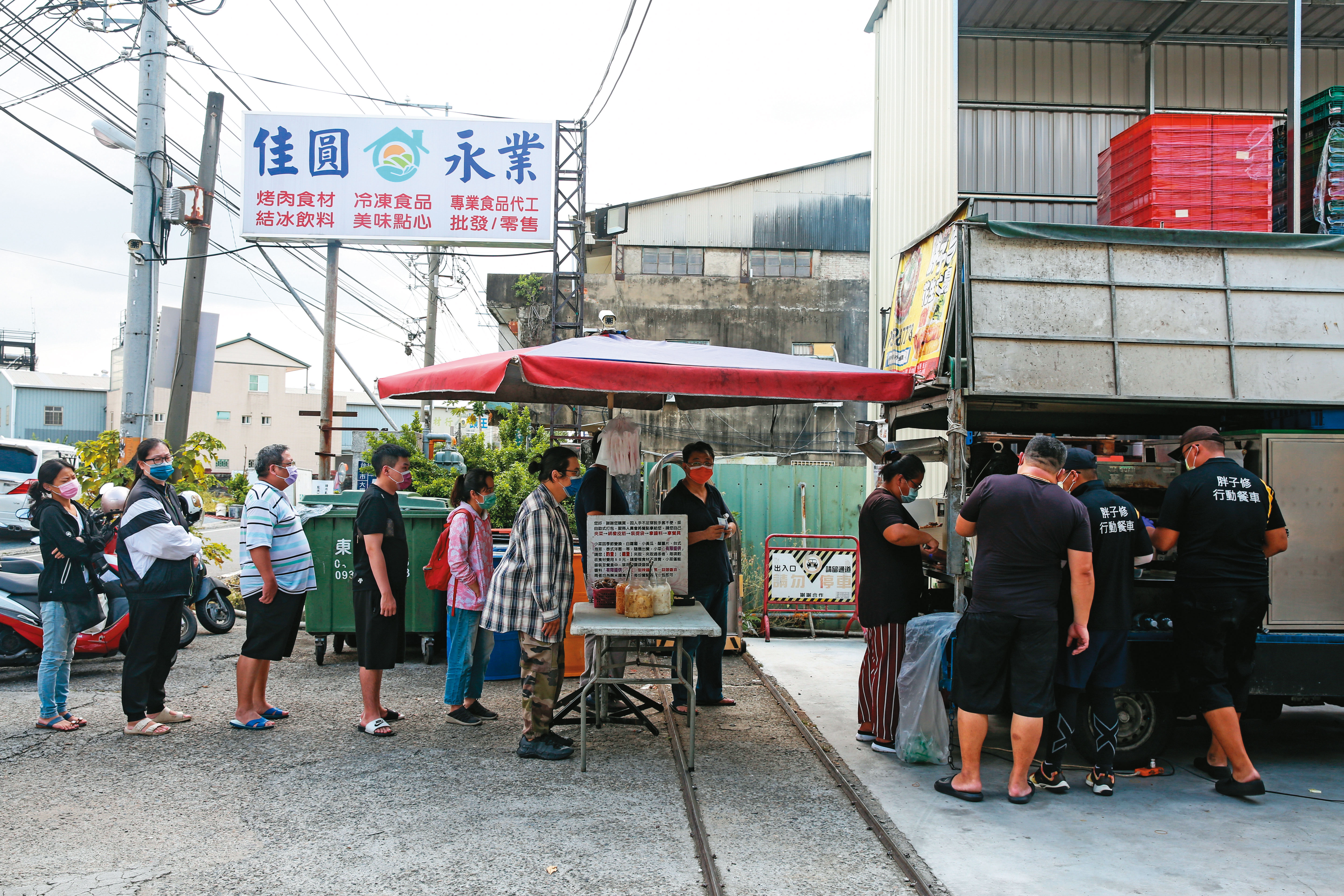 平日午後，「胖子修」幽靈餐車一公布擺攤據點，立刻吸引排隊人潮。