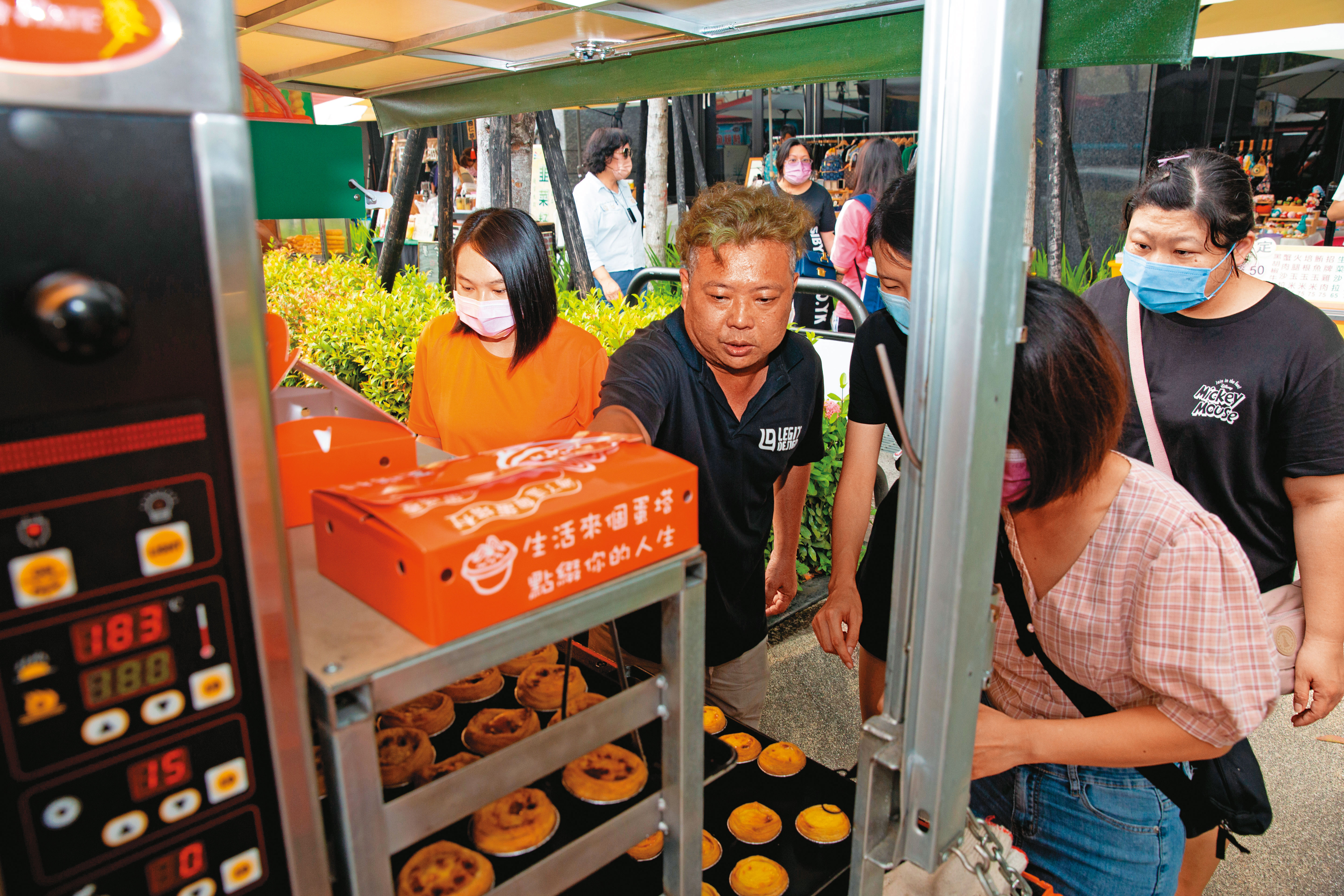 「蛋塔村」行動餐車有固定出爐時間，蛋塔出爐的香氣會吸引購買人群。