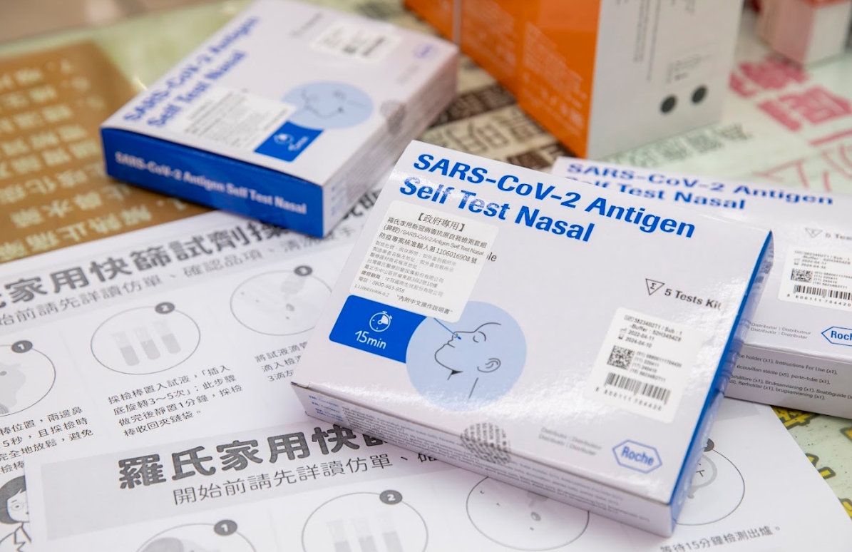 台北市教育局發放高中職、國中小師生與幼兒園教職員每人一劑快篩，供假期備用。（示意圖，資料照）