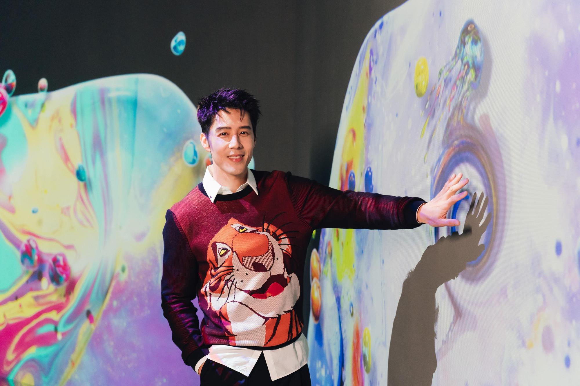 胡宇威今現身士林科教館看展。（寬宏藝術提供）