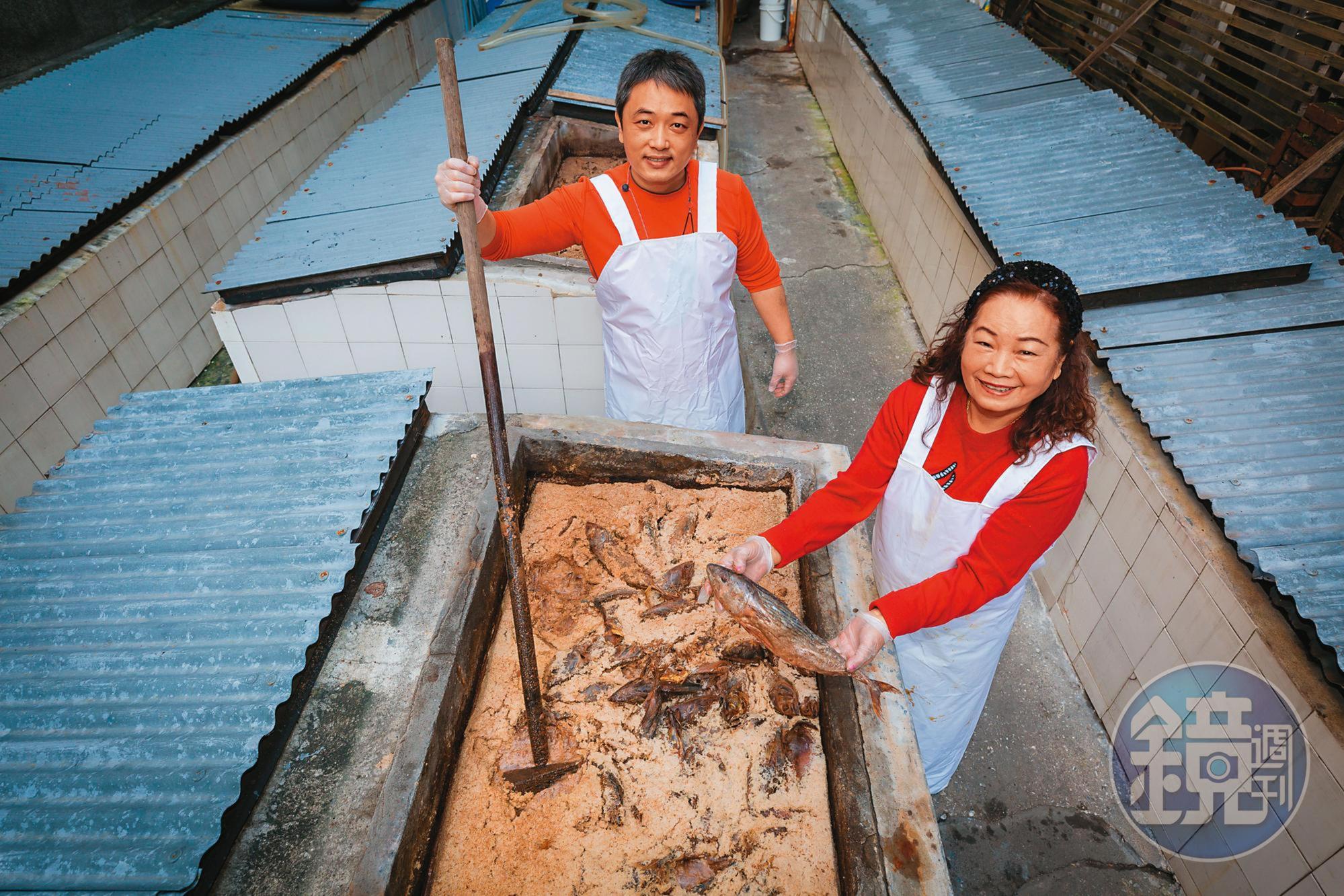 賴貴玉(右)與兒子郭宥森(左)合力傳承快失傳的天然魚露,以鯖魚加鹽巴發酵半年以上,鮮美少腥。