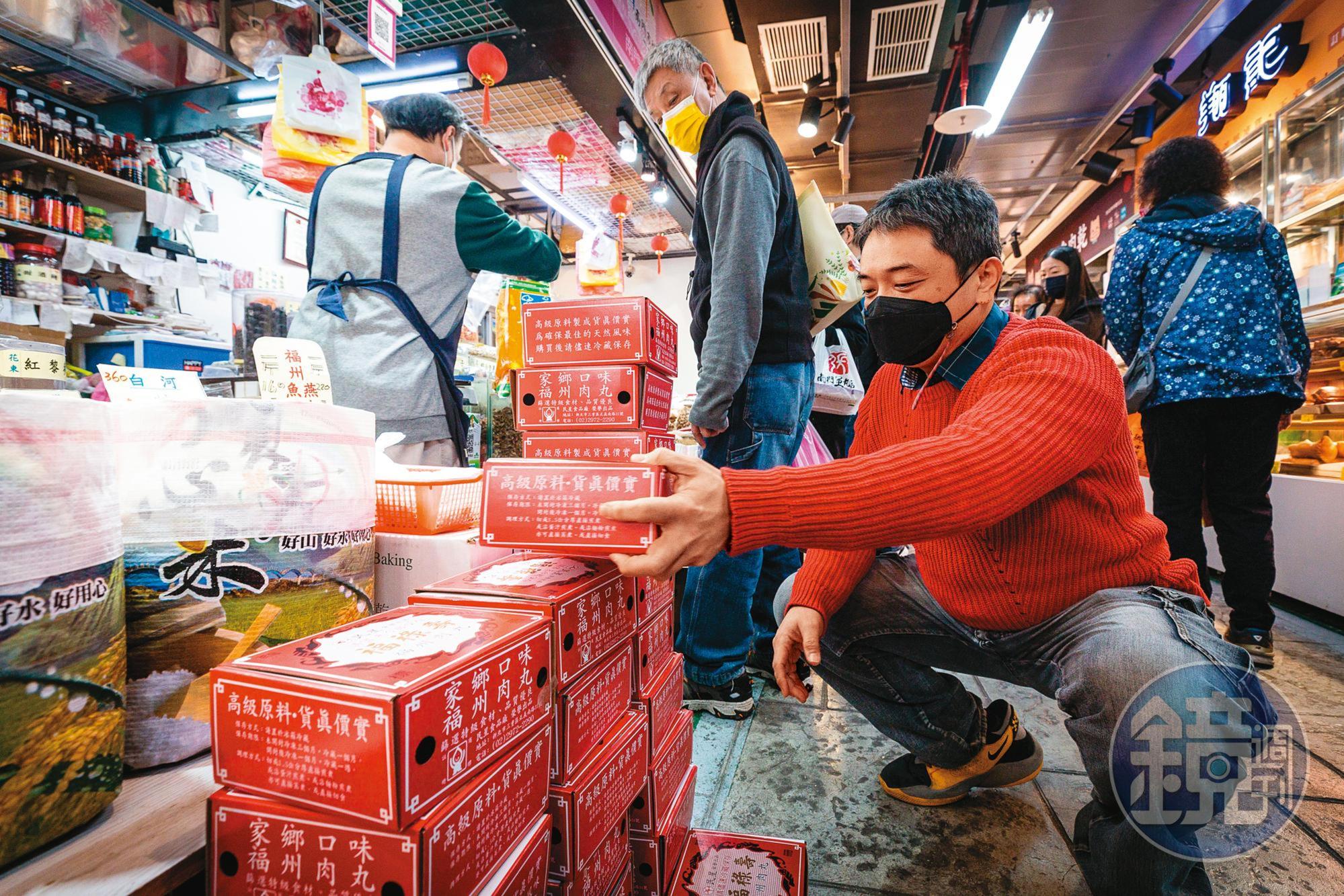 南門市場多家攤商都有販售民星的福州年糕,郭宥森得趁一大早人還不多,趕緊補貨。