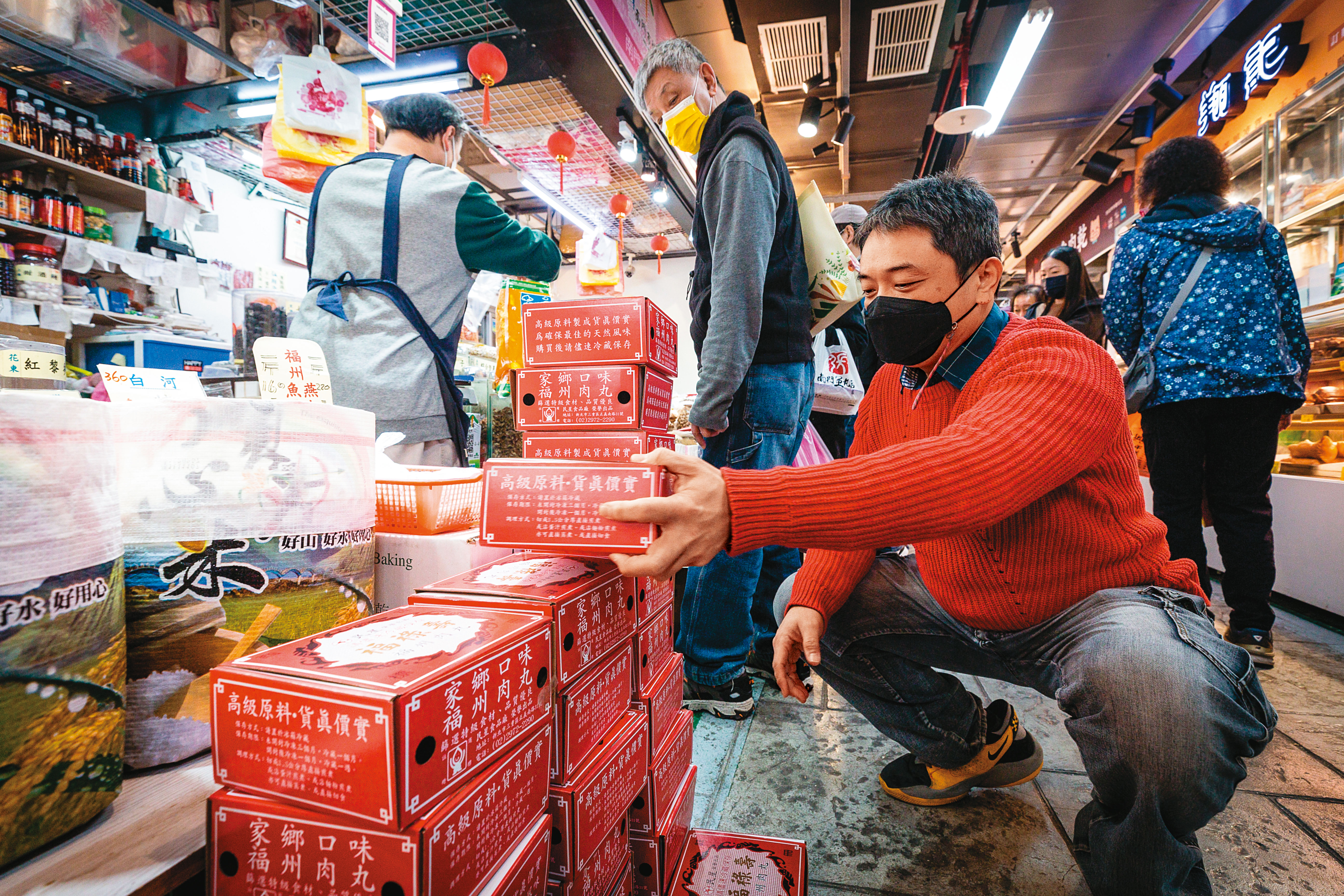南門市場多家攤商都有販售民星的福州年糕，郭宥森得趁一大早人還不多，趕緊補貨。