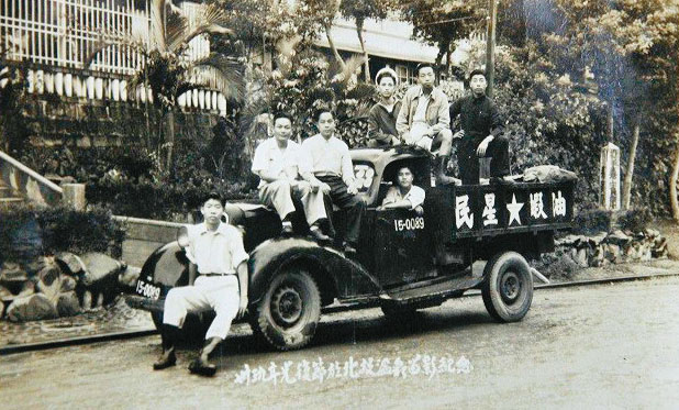 民星食品廠早期還有送貨車，車身印上大大的民星蝦油，當成廣告。（郭宥森提供）