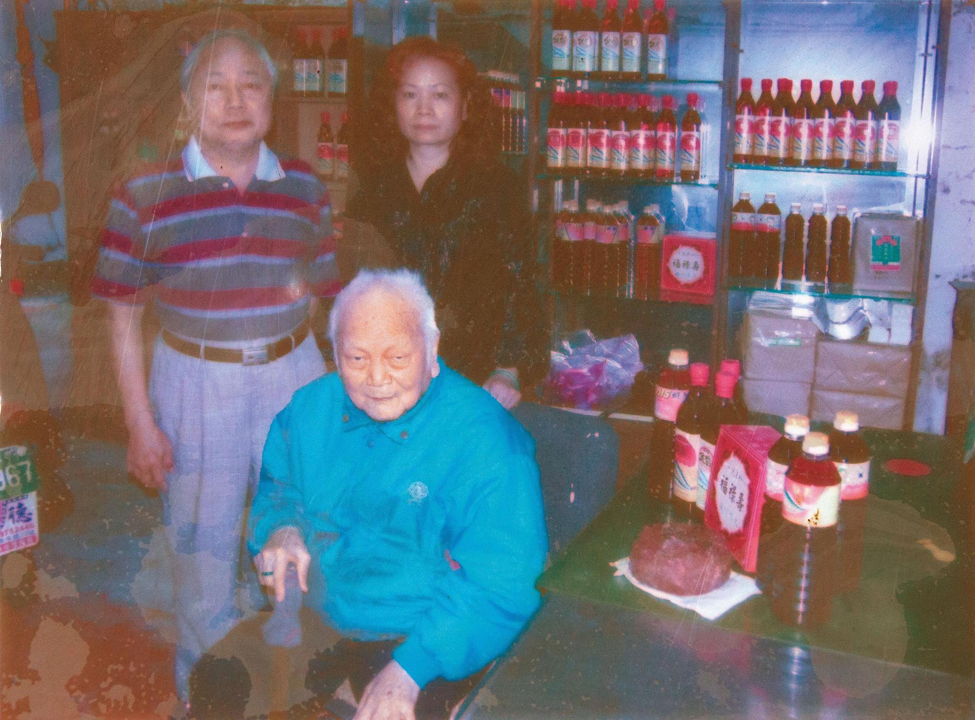出生於福州的郭欽鈿(中)創立民星食品廠賣魚露與福州年糕,後傳給長子郭忠雄(左)與長媳賴貴玉(右)。(郭宥森提供)
