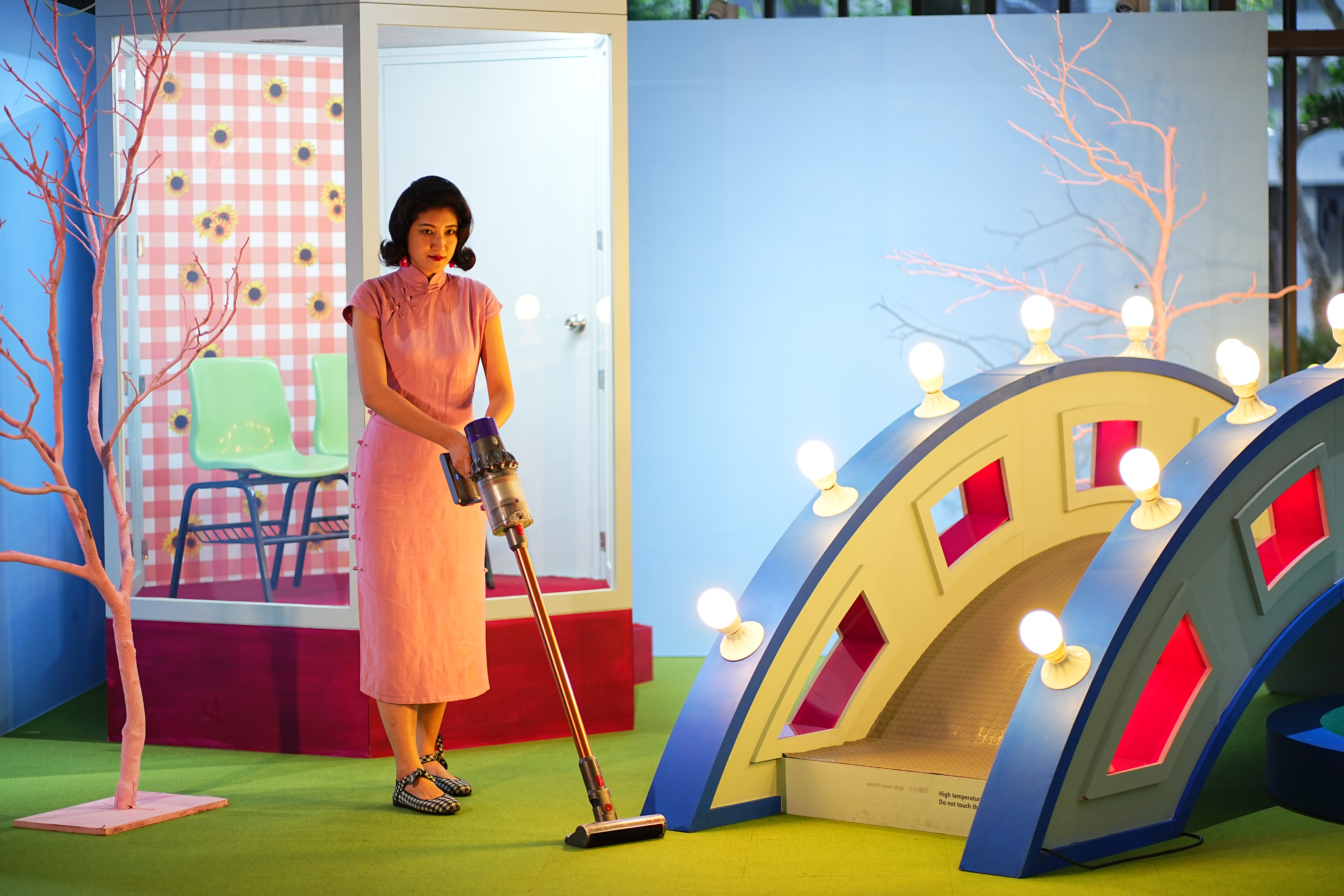 不只畫作，倪瑞宏的許多作品都是裝置藝術，規格龐大，一個奈何橋就很難保存了，得特別租倉庫去放。