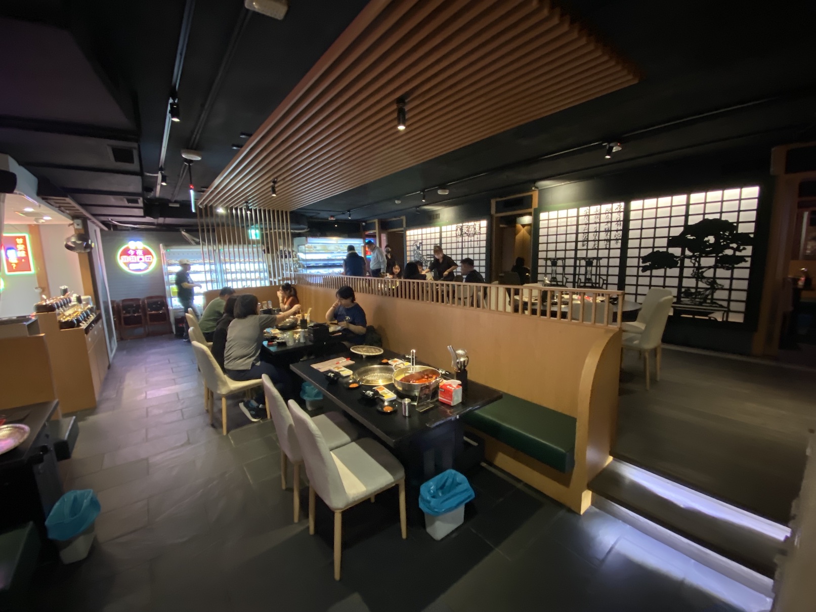 店內裝潢雜揉港風和日式風格。