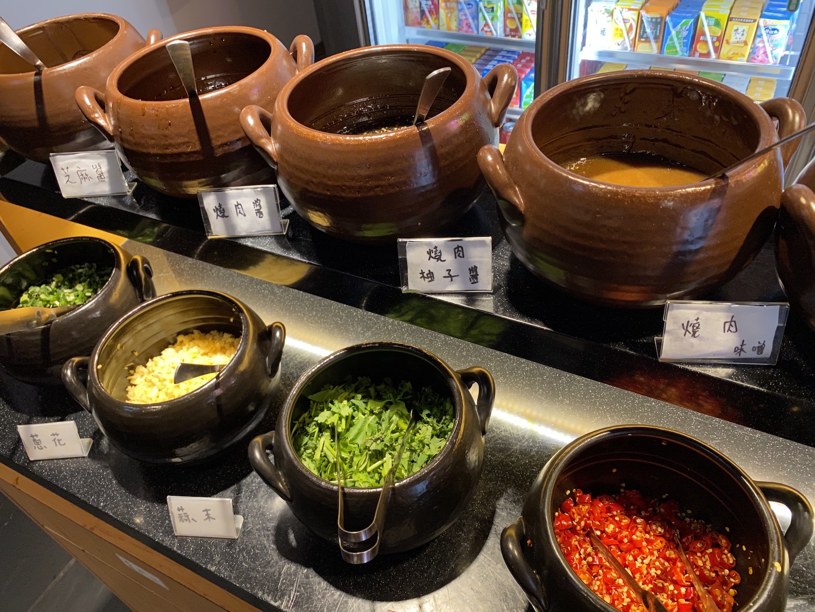 除了台式火鍋醬料外，店家還特調數款日式風味基底。