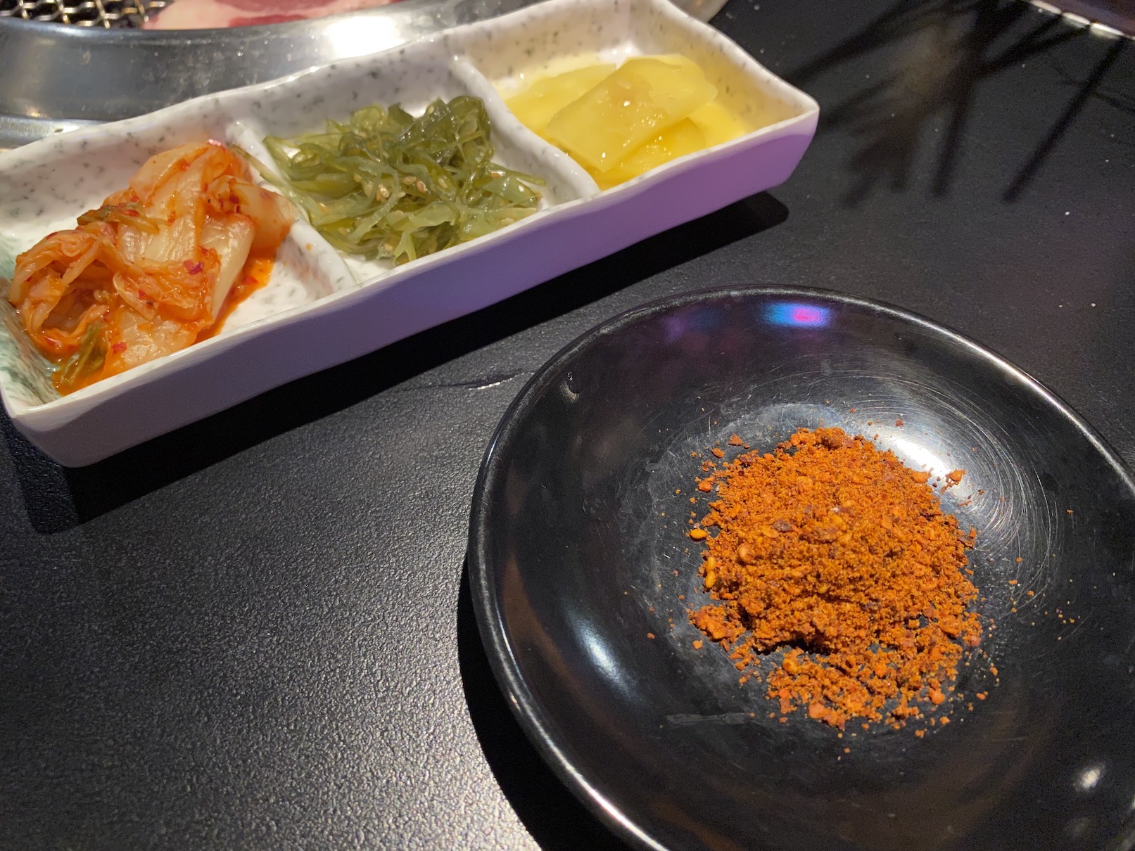 每人都會獲得小菜盤和乾碟，乾碟蘸完是可以續的。