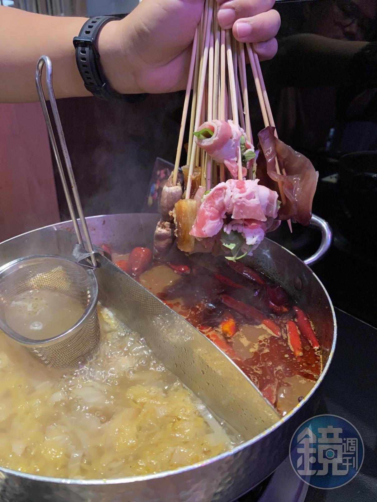  整把串串下鍋很過癮，但要記得仔細觀察食材，熟了就要馬上拿出來。