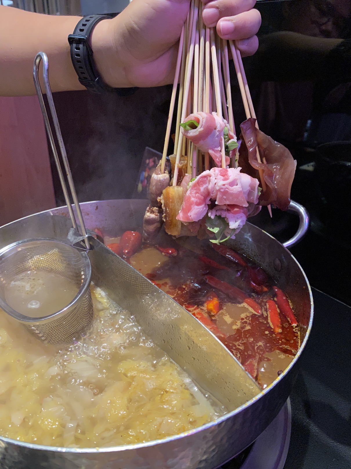  整把串串下鍋很過癮，但要記得仔細觀察食材，熟了就要馬上拿出來。