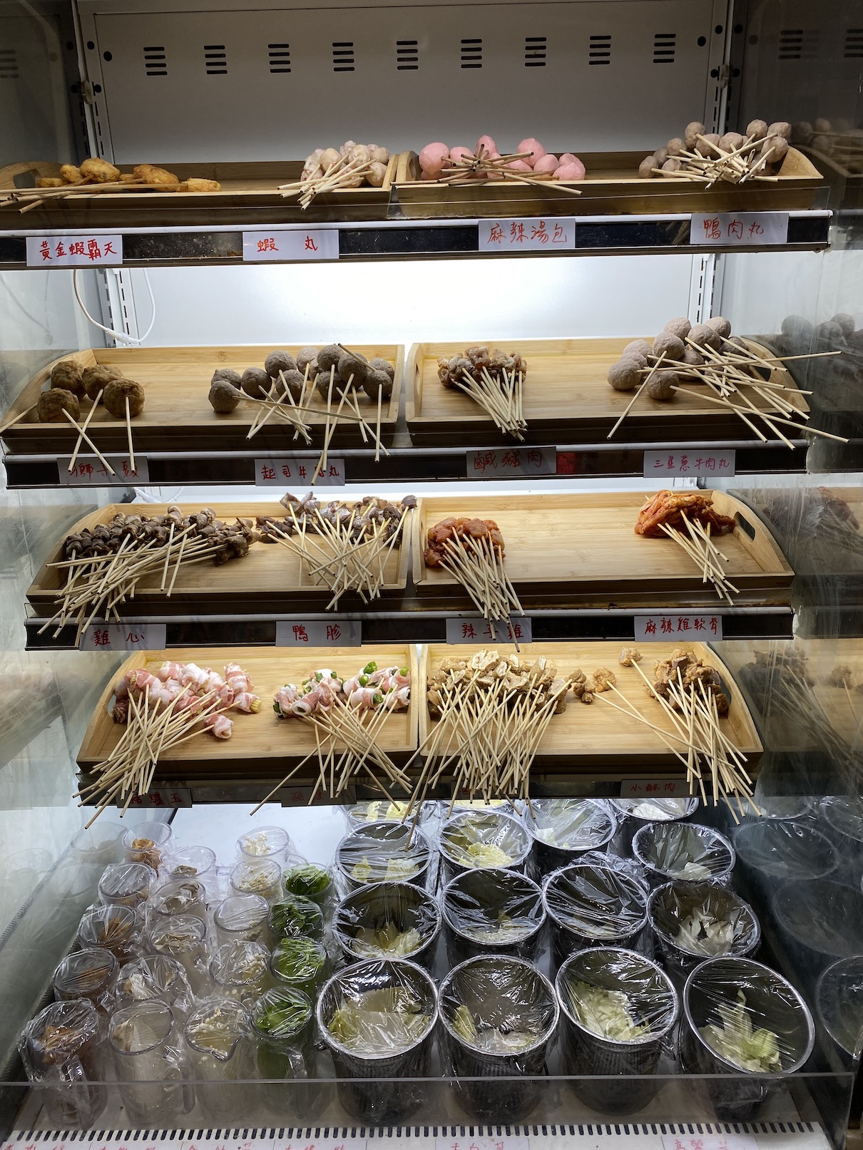 串串冰櫃分兩櫃，一櫃是丸子、內臟類食材。